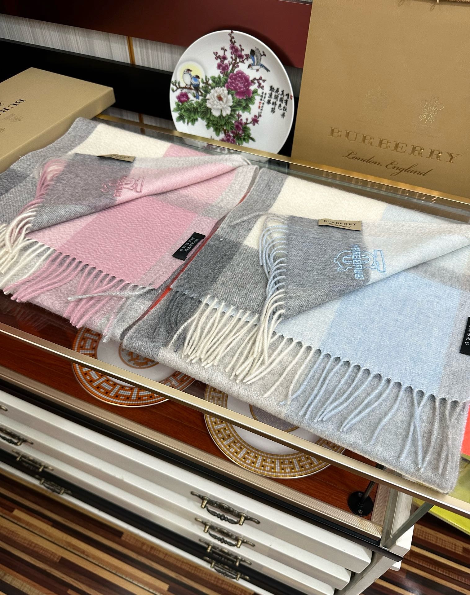 新款。85%山羊绒  2025 巴宝莉采用内蒙古顶级山羊绒，最新款男女通用情侣款👫重磅推荐💥 经典的格子