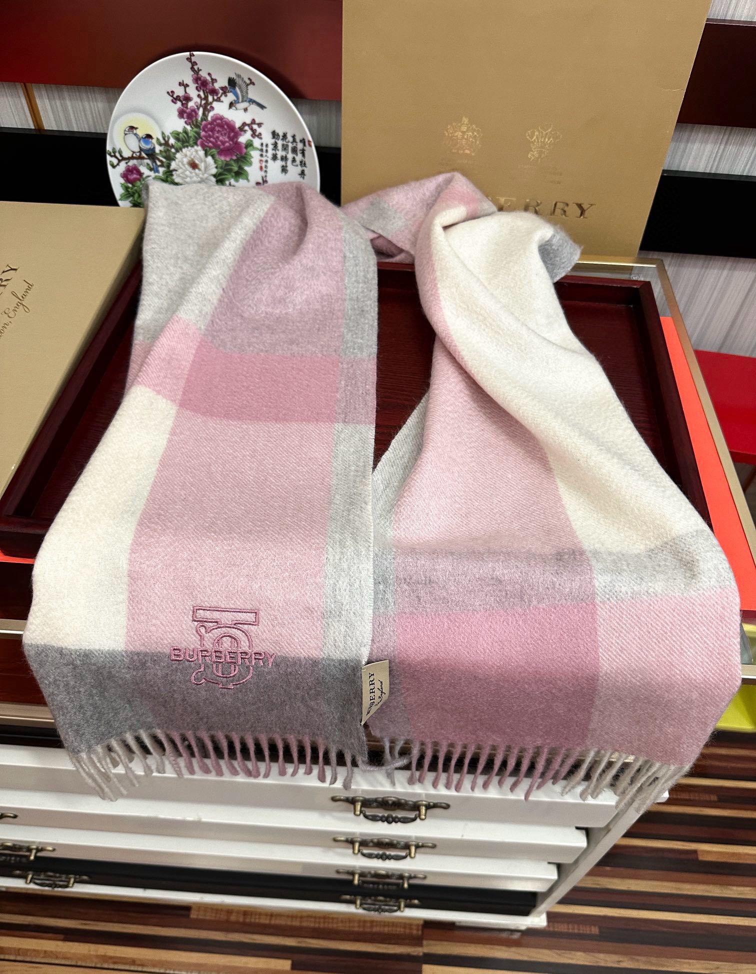 新款。85%山羊绒  2025 巴宝莉采用内蒙古顶级山羊绒，最新款男女通用情侣款👫重磅推荐💥 经典的格子