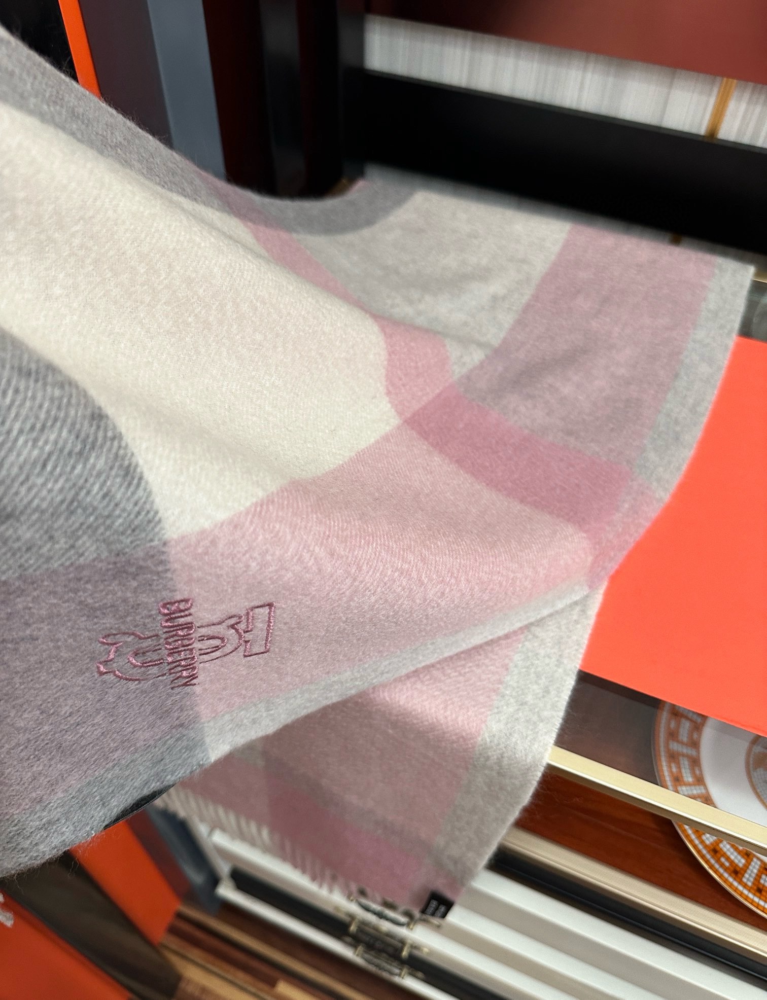 新款。85%山羊绒  2025 巴宝莉采用内蒙古顶级山羊绒，最新款男女通用情侣款👫重磅推荐💥 经典的格子