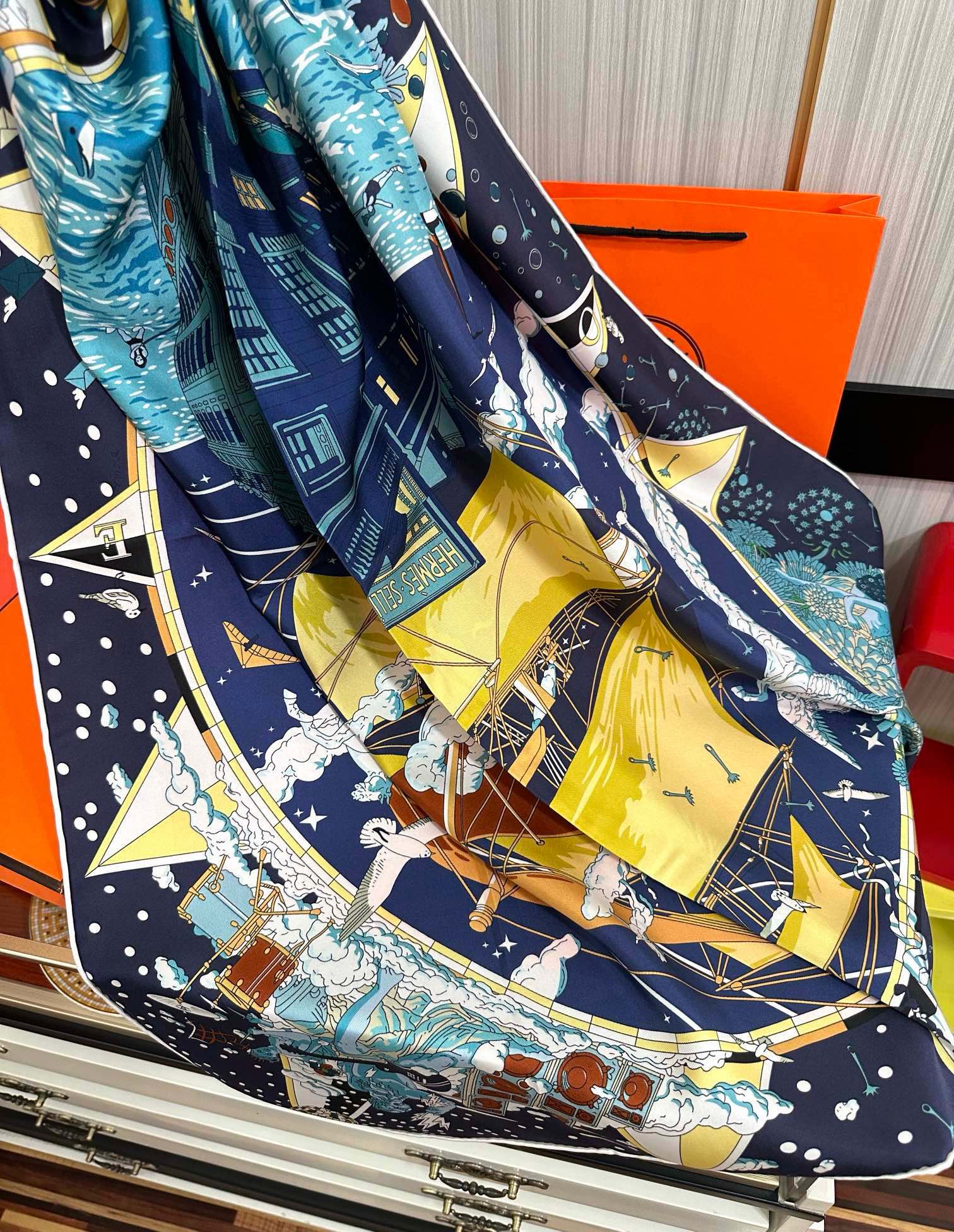 上新2025 。HERMES 重磅庆祝【爱马仕旗舰】方巾嘴唇精简时髦，品质感很显好得意好搭到上瘾的丝巾色