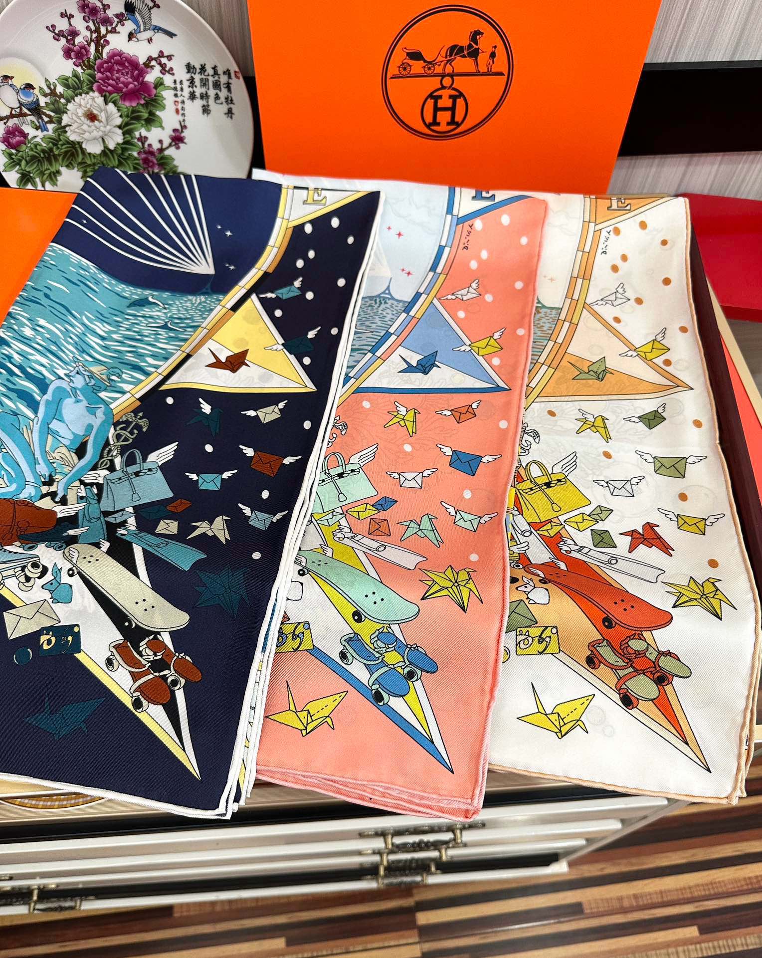 上新2025 。HERMES 重磅庆祝【爱马仕旗舰】方巾嘴唇精简时髦，品质感很显好得意好搭到上瘾的丝巾色