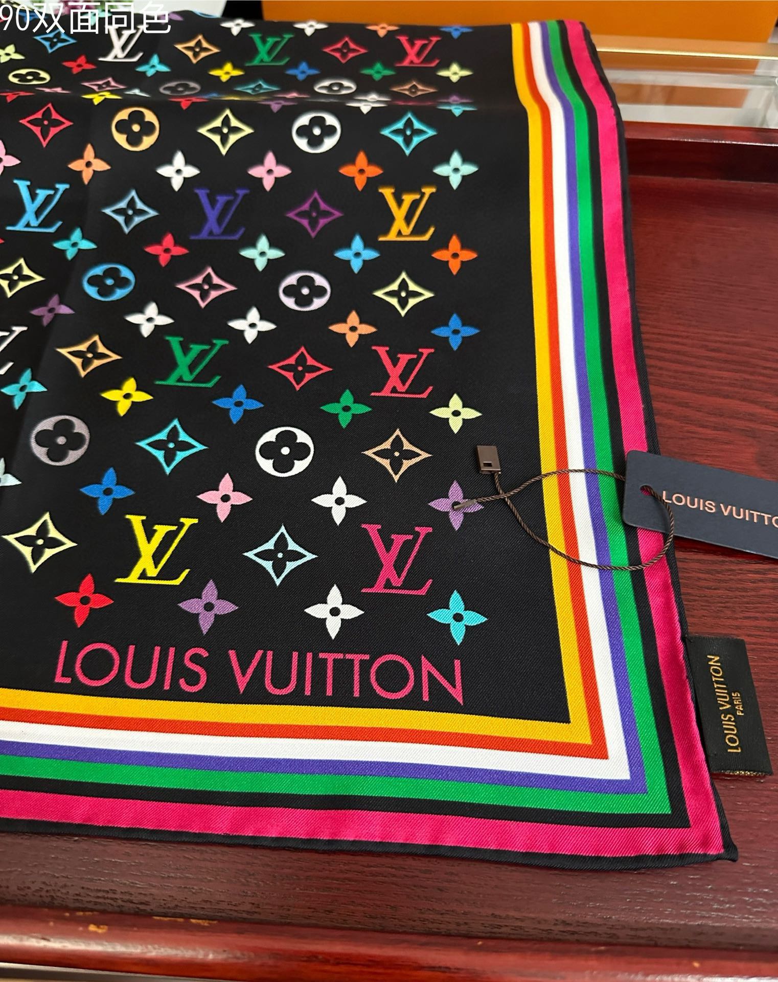 。2010 高版本LV官网同步【双面同色】庆祝“L家”90典藏方巾通过别致的经典色彩向原创设计致敬太阳作