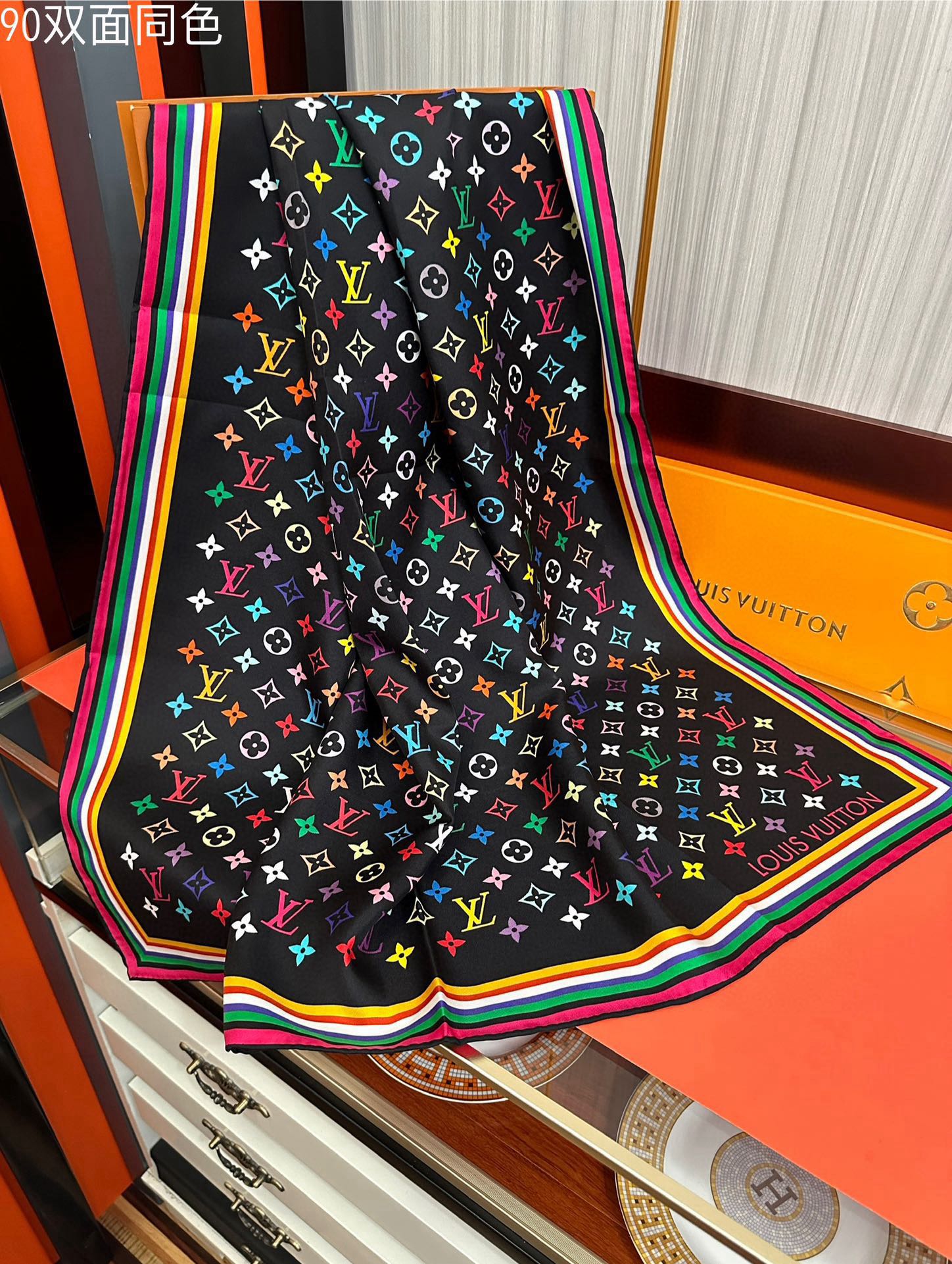 。2010 高版本LV官网同步【双面同色】庆祝“L家”90典藏方巾通过别致的经典色彩向原创设计致敬太阳作