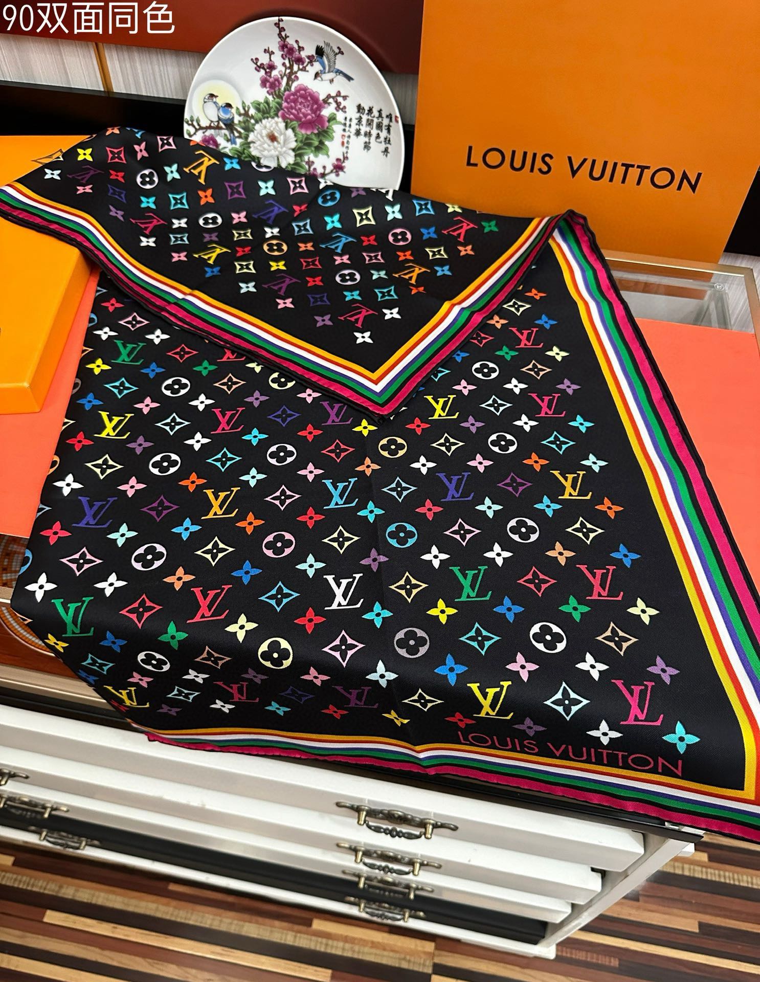 。2010 高版本LV官网同步【双面同色】庆祝“L家”90典藏方巾通过别致的经典色彩向原创设计致敬太阳作