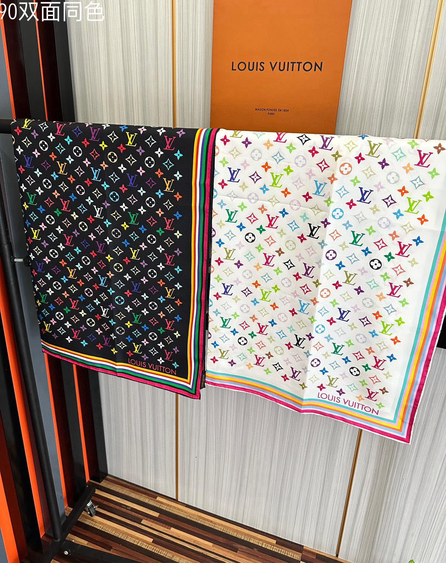 。2010 高版本LV官网同步【双面同色】庆祝“L家”90典藏方巾通过别致的经典色彩向原创设计致敬太阳作
