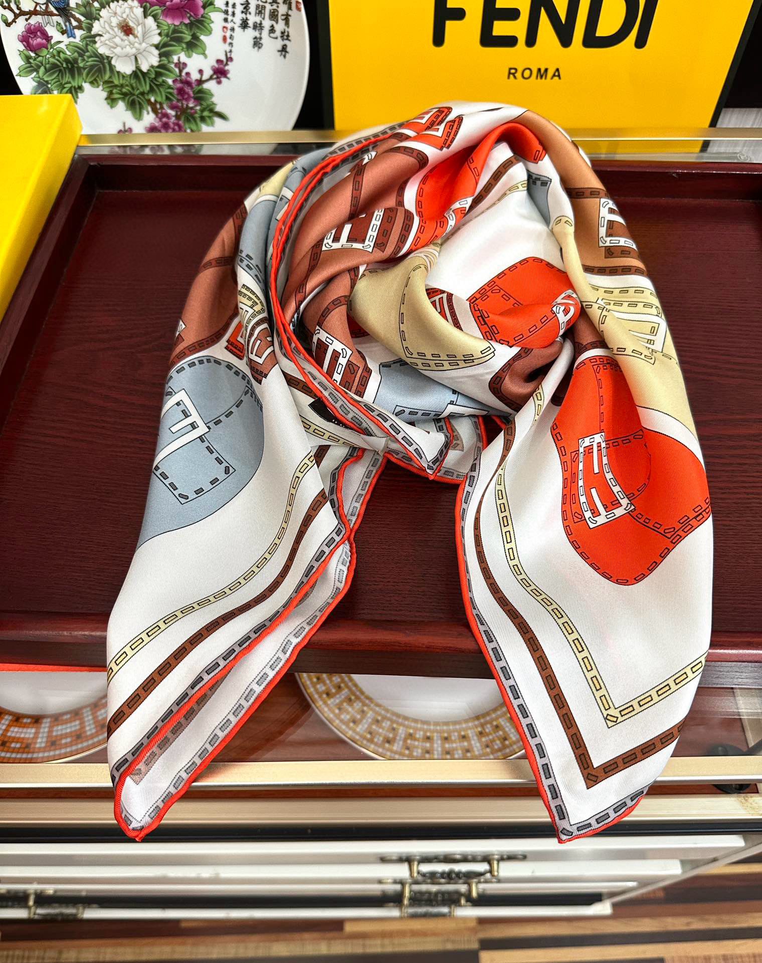  。高版本FENDI庆祝2025本年度最好看的丝巾没有之一了👍满身印有不同尺寸的米色和棕色标志性F Ba