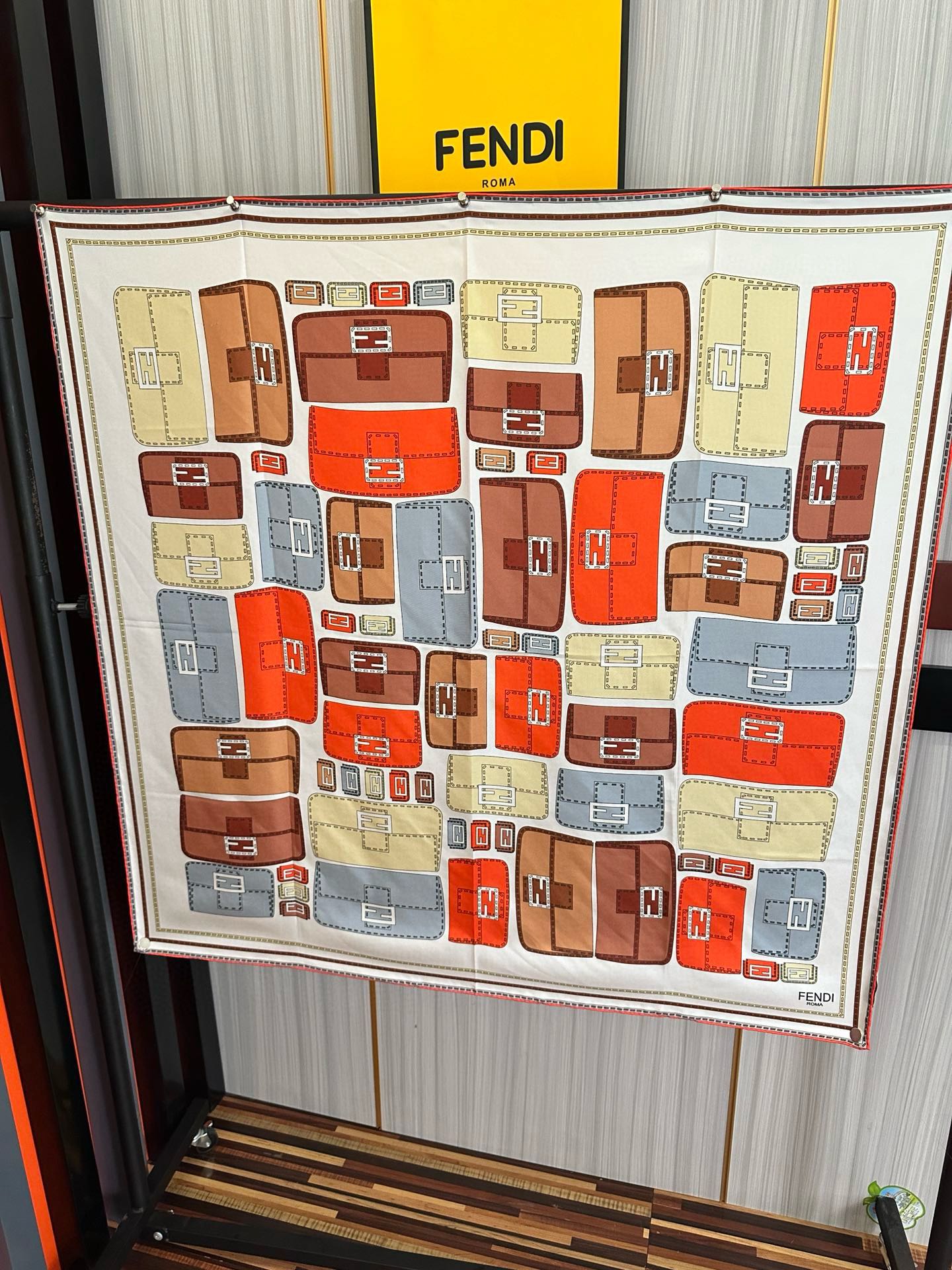  。高版本FENDI庆祝2025本年度最好看的丝巾没有之一了👍满身印有不同尺寸的米色和棕色标志性F Ba