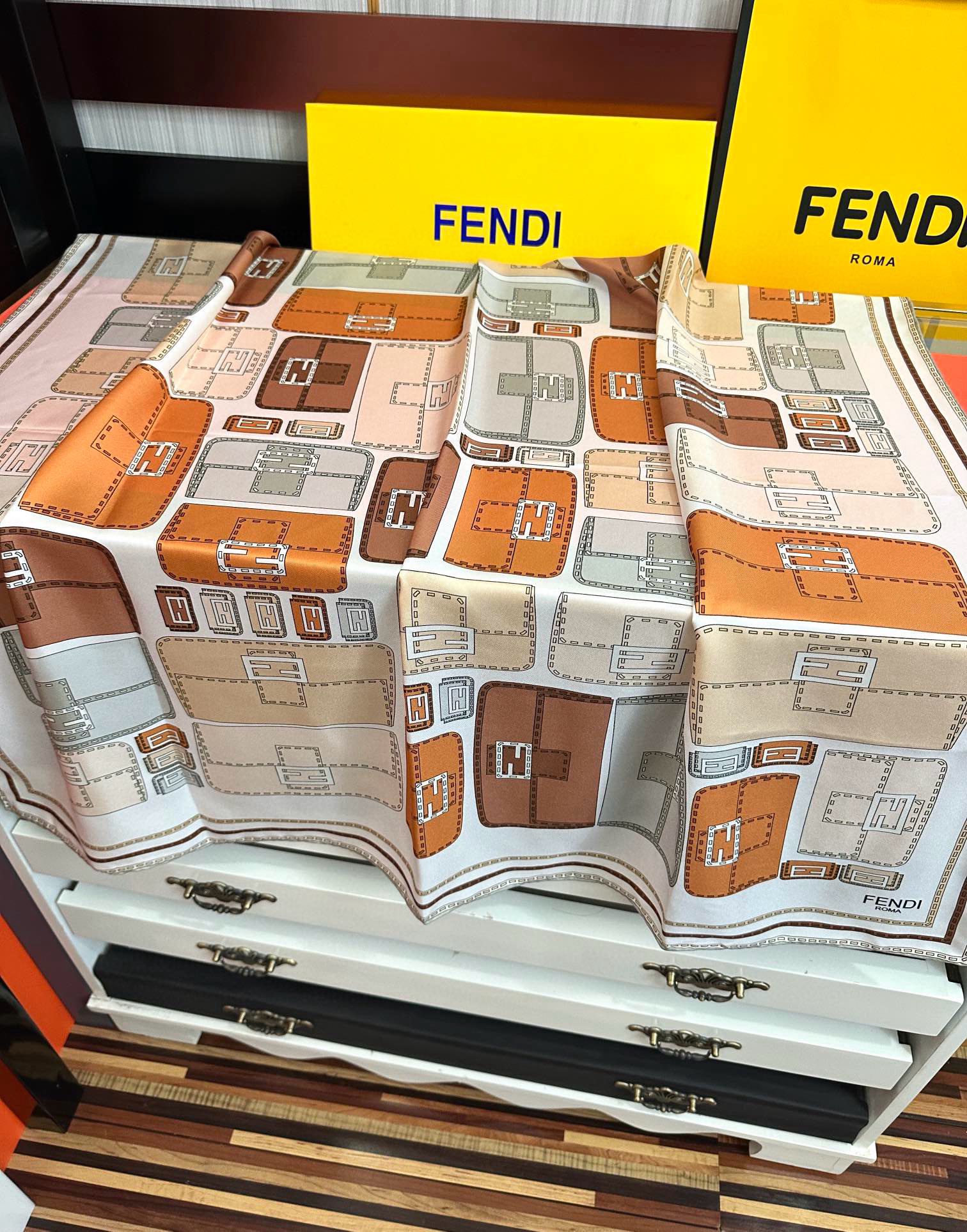  。高版本FENDI庆祝2025本年度最好看的丝巾没有之一了👍满身印有不同尺寸的米色和棕色标志性F Ba