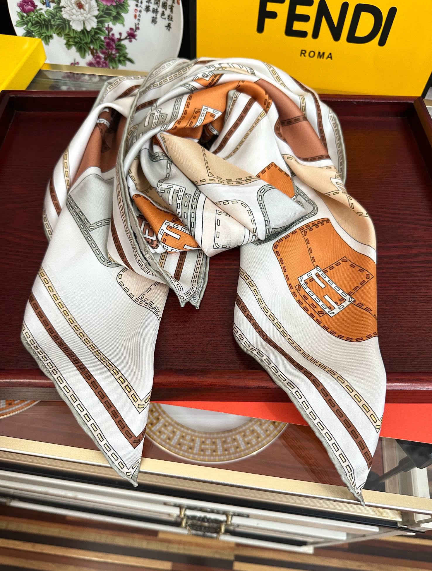  。高版本FENDI庆祝2025本年度最好看的丝巾没有之一了👍满身印有不同尺寸的米色和棕色标志性F Ba