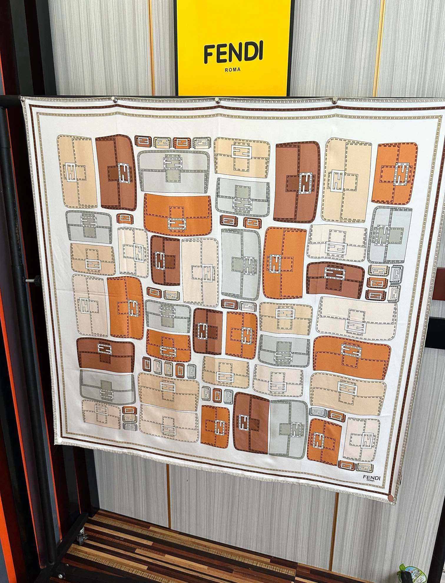  。高版本FENDI庆祝2025本年度最好看的丝巾没有之一了👍满身印有不同尺寸的米色和棕色标志性F Ba