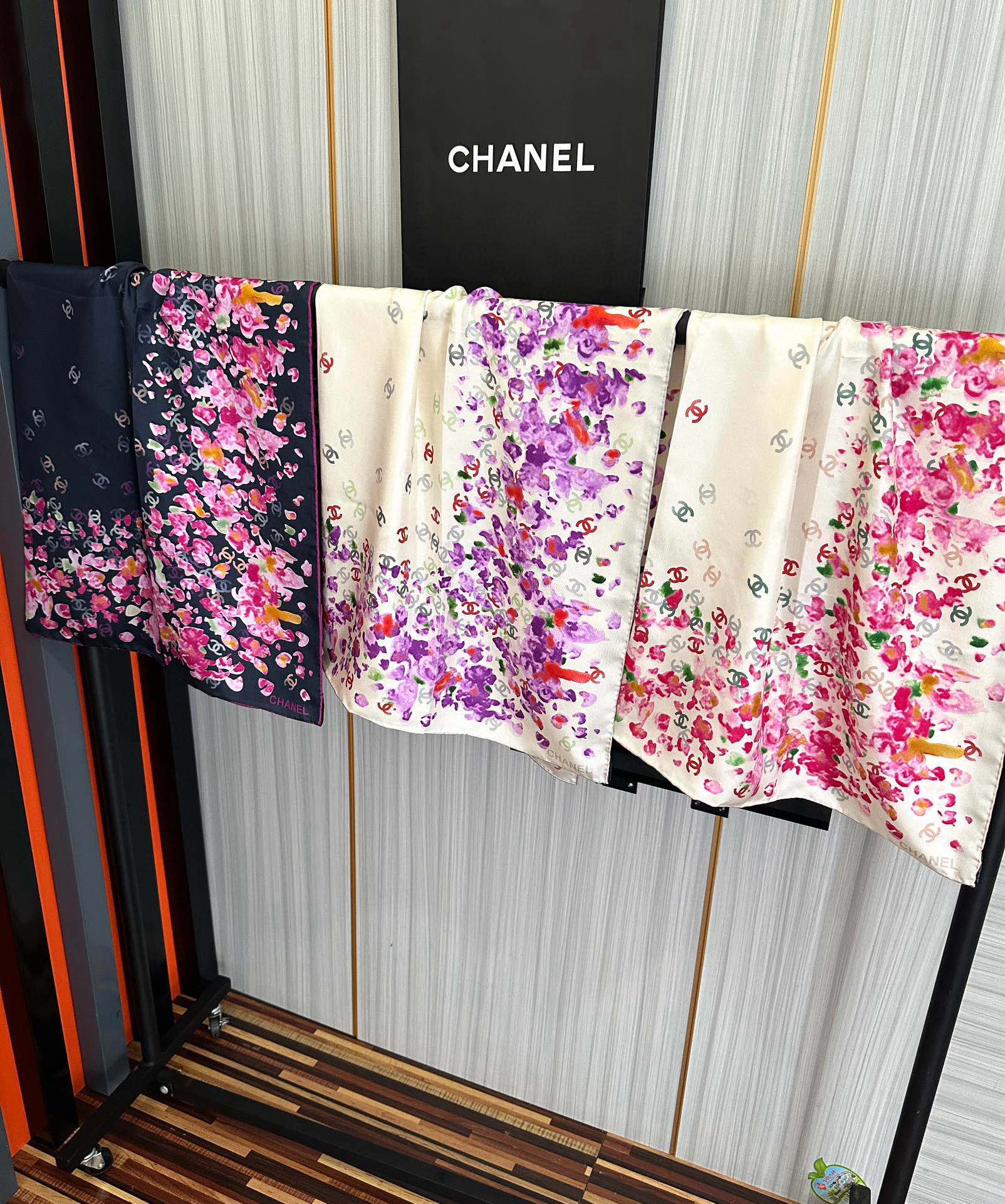  。香奈儿 【CC花卉】官网同步 薰衣草紫💜其繁花设计和晕染手法展现了典雅与浪漫的气质得意彩色字母的点缀