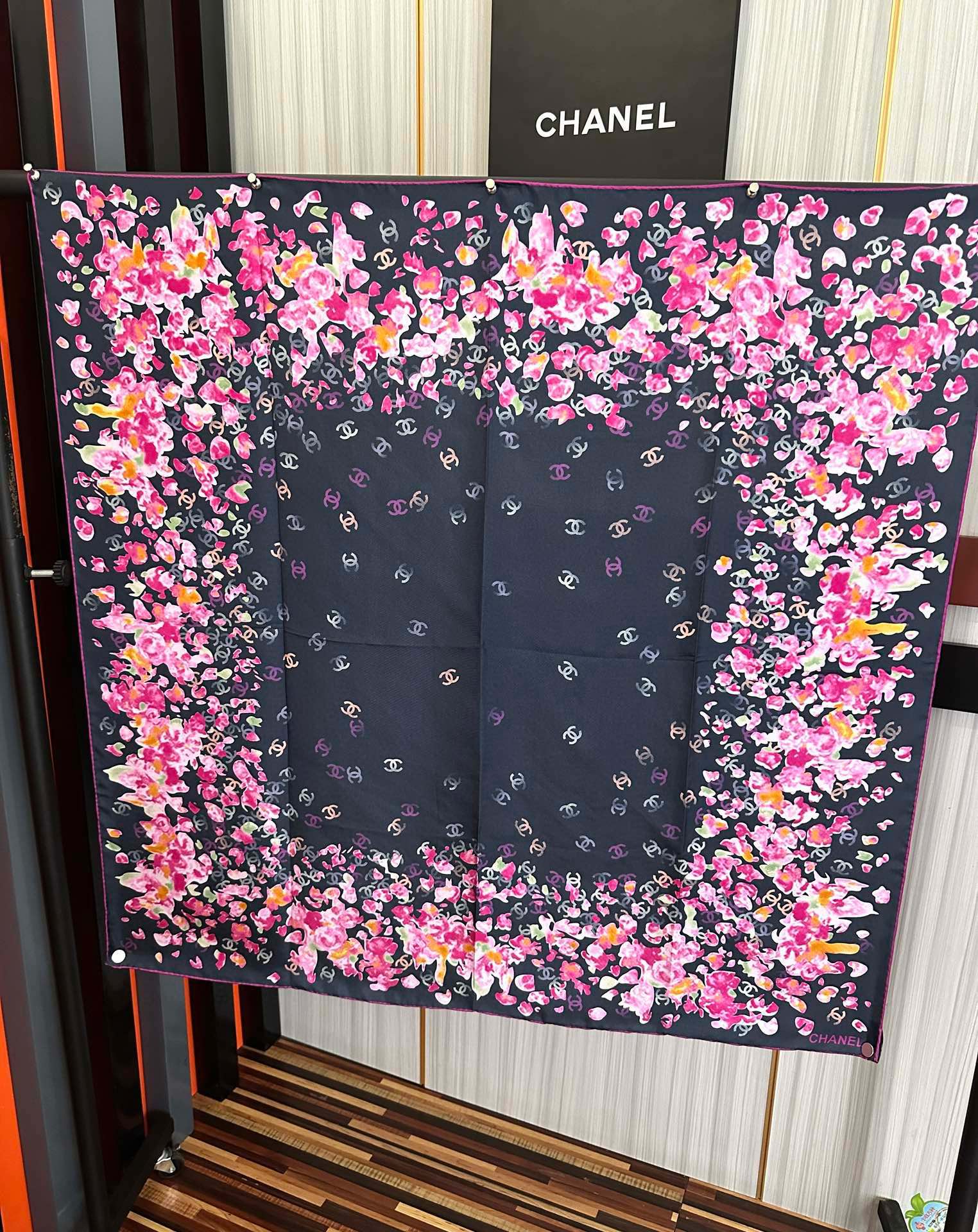  。香奈儿 【CC花卉】官网同步 薰衣草紫💜其繁花设计和晕染手法展现了典雅与浪漫的气质得意彩色字母的点缀