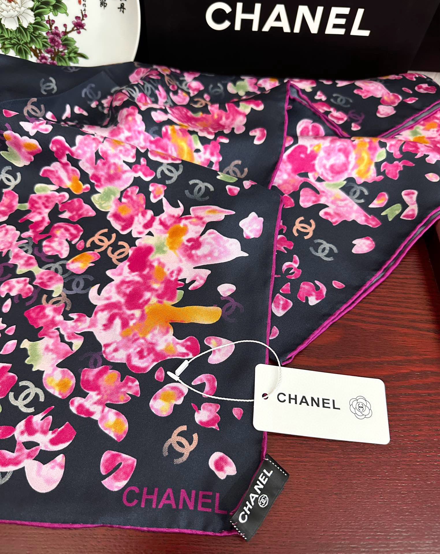  。香奈儿 【CC花卉】官网同步 薰衣草紫💜其繁花设计和晕染手法展现了典雅与浪漫的气质得意彩色字母的点缀