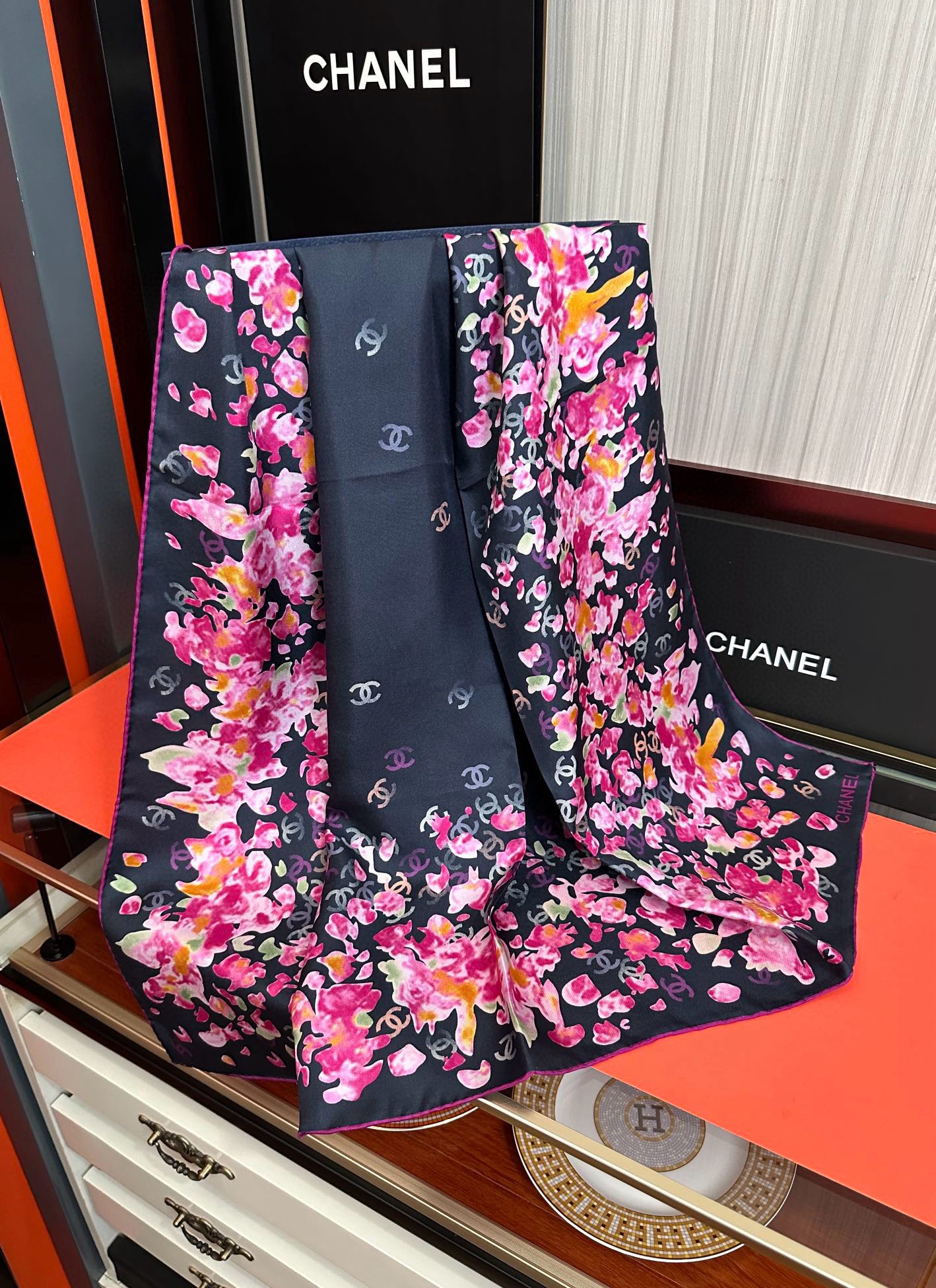  。香奈儿 【CC花卉】官网同步 薰衣草紫💜其繁花设计和晕染手法展现了典雅与浪漫的气质得意彩色字母的点缀