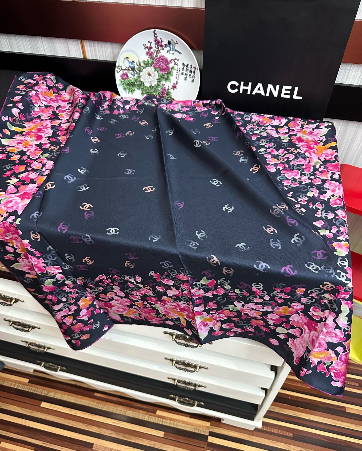  。香奈儿 【CC花卉】官网同步 薰衣草紫💜其繁花设计和晕染手法展现了典雅与浪漫的气质得意彩色字母的点缀