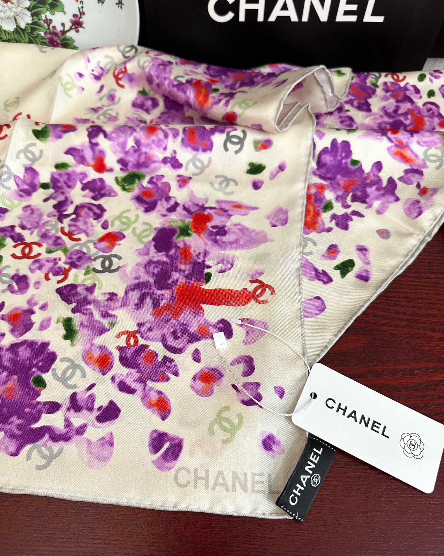  。香奈儿 【CC花卉】官网同步 薰衣草紫💜其繁花设计和晕染手法展现了典雅与浪漫的气质得意彩色字母的点缀