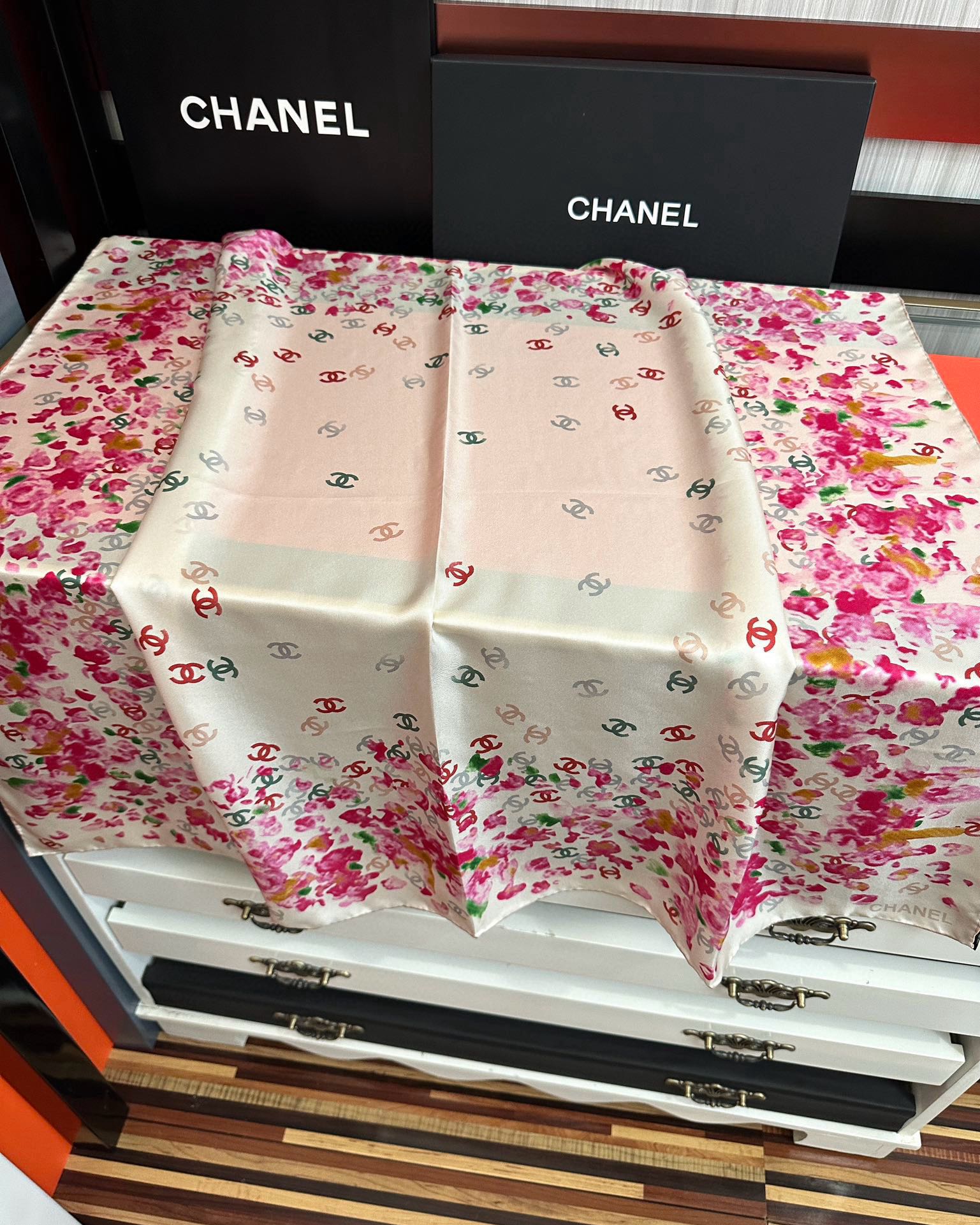  。香奈儿 【CC花卉】官网同步 薰衣草紫💜其繁花设计和晕染手法展现了典雅与浪漫的气质得意彩色字母的点缀