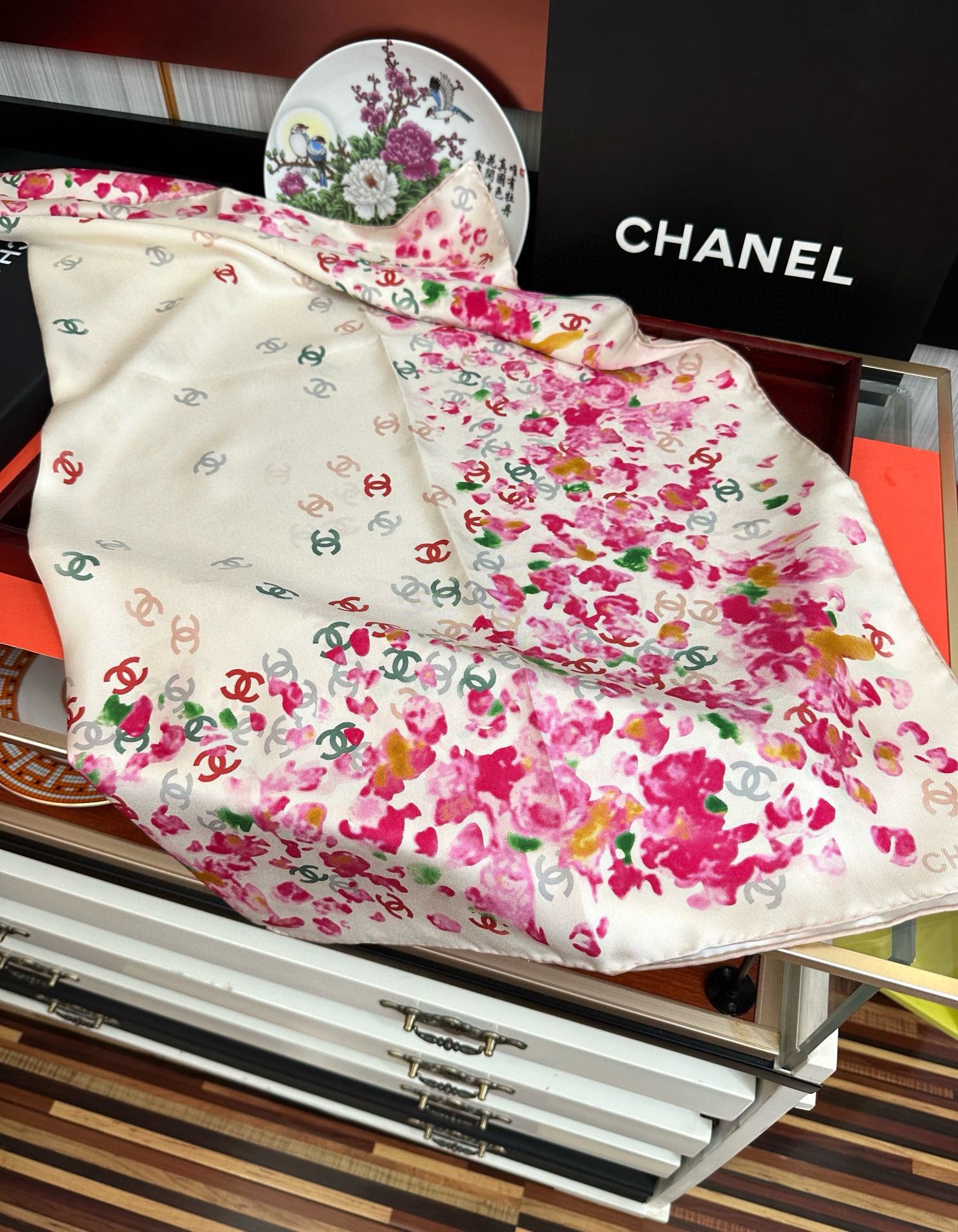  。香奈儿 【CC花卉】官网同步 薰衣草紫💜其繁花设计和晕染手法展现了典雅与浪漫的气质得意彩色字母的点缀