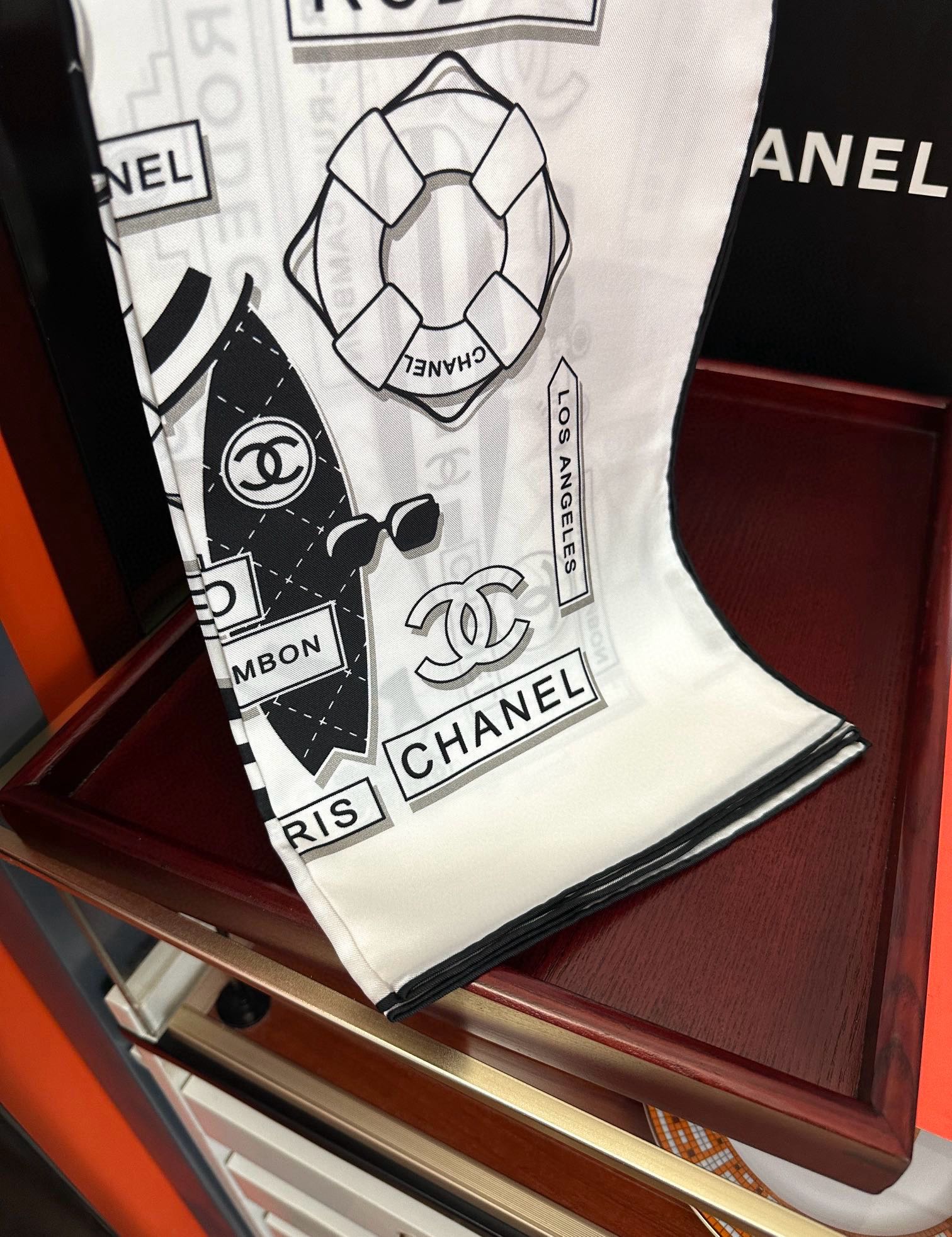  。2010香奈儿 顶级设计师 又一新款出货了庆祝靓女们必备款色太美了玫瑰上身效果非常美得意各种图案标志