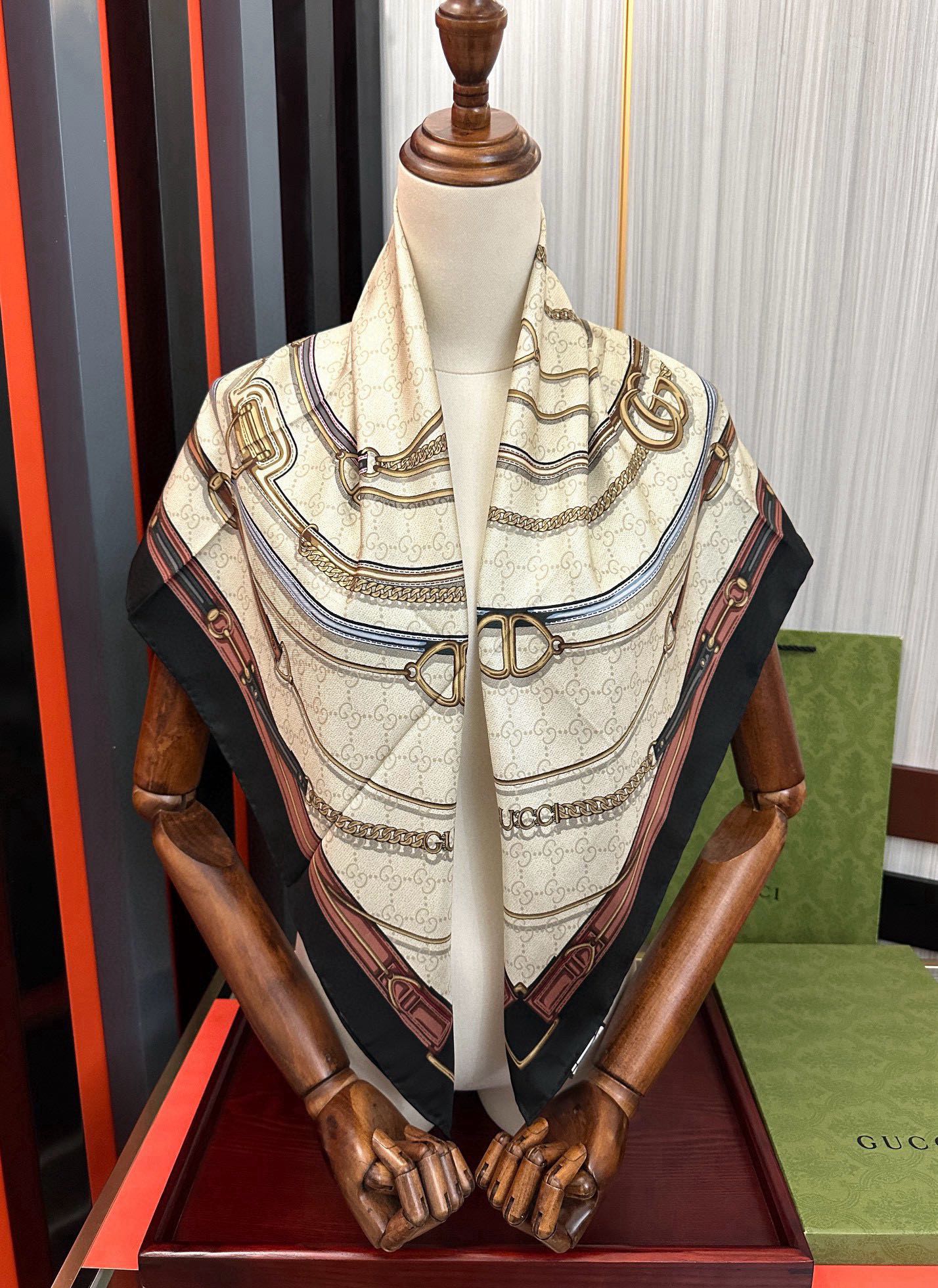 新款 。古奇 2025太美了必备款官网同步《皮革GG图案系列》印花方巾庆祝手工卷边品牌标志性不断焕新演绎