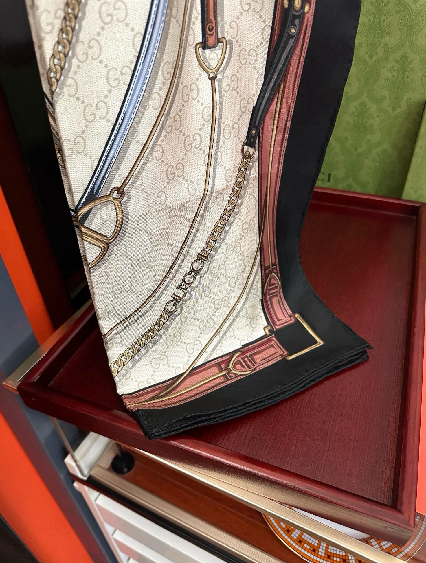 新款 。古奇 2025太美了必备款官网同步《皮革GG图案系列》印花方巾庆祝手工卷边品牌标志性不断焕新演绎