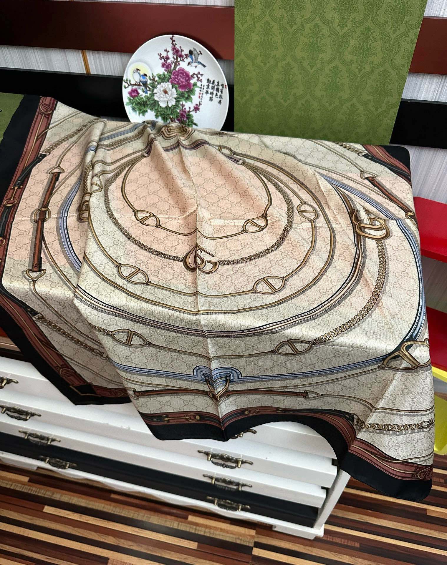 新款 。古奇 2025太美了必备款官网同步《皮革GG图案系列》印花方巾庆祝手工卷边品牌标志性不断焕新演绎