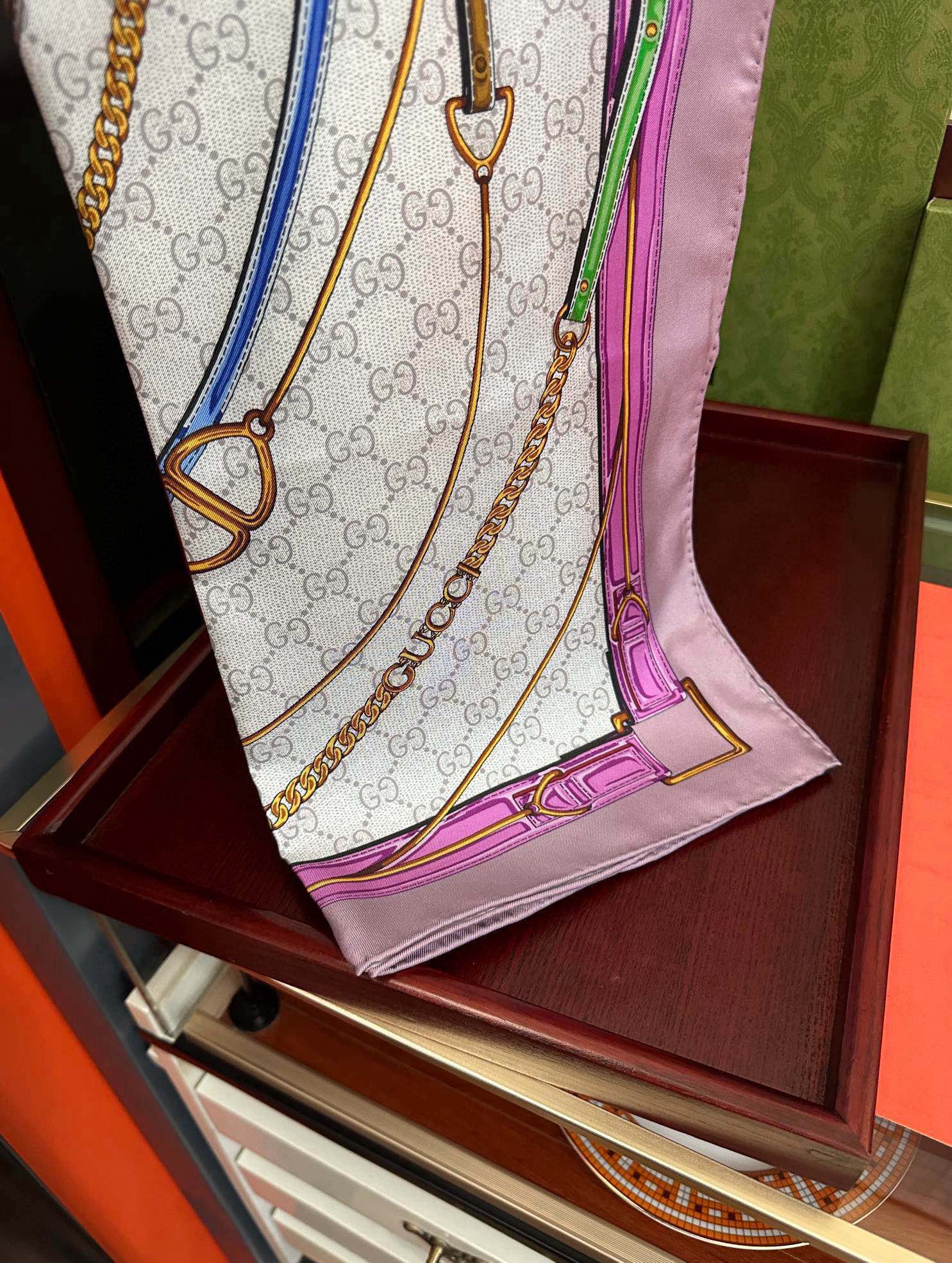 新款 。古奇 2025太美了必备款官网同步《皮革GG图案系列》印花方巾庆祝手工卷边品牌标志性不断焕新演绎