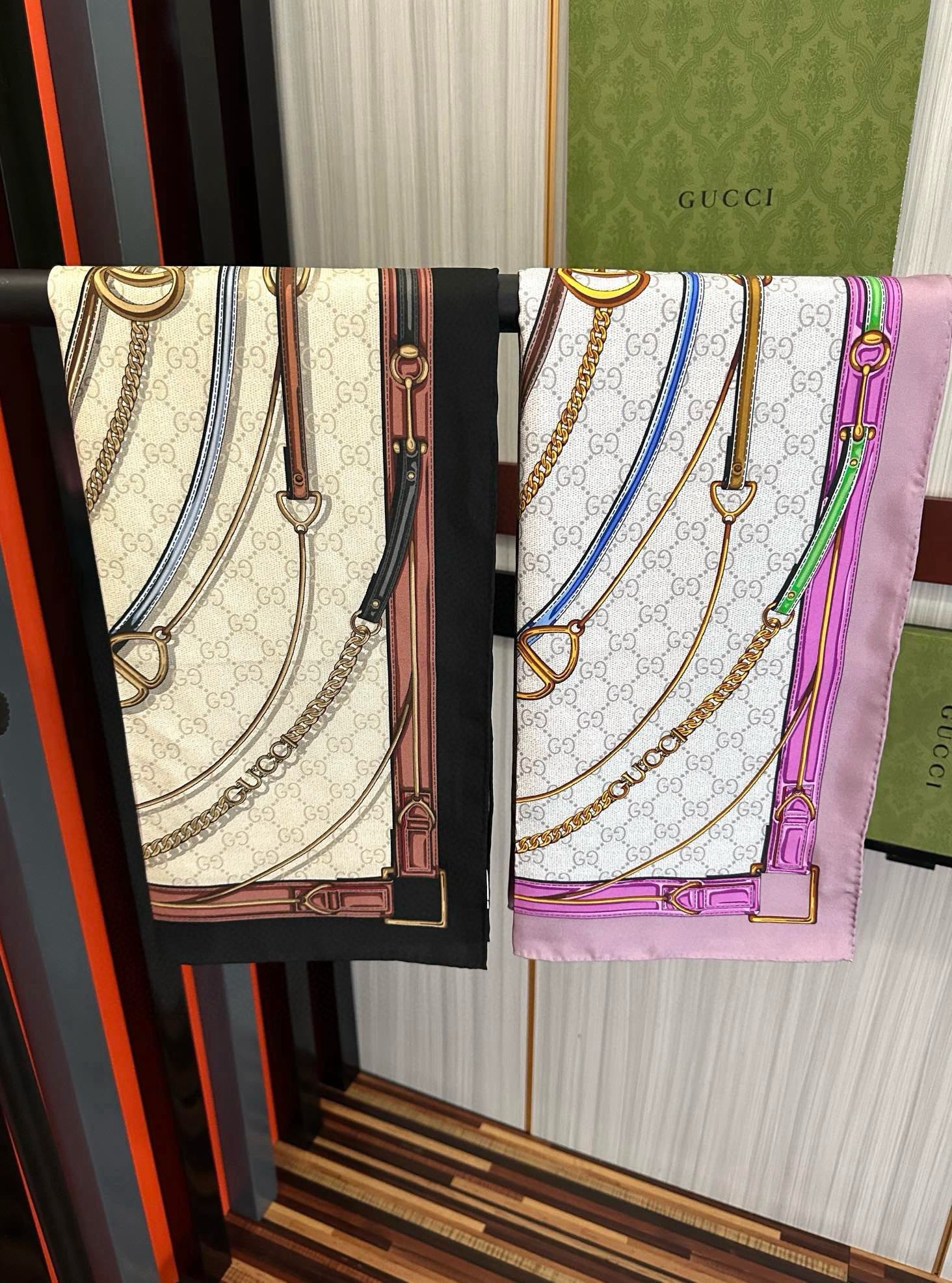 新款 。古奇 2025太美了必备款官网同步《皮革GG图案系列》印花方巾庆祝手工卷边品牌标志性不断焕新演绎