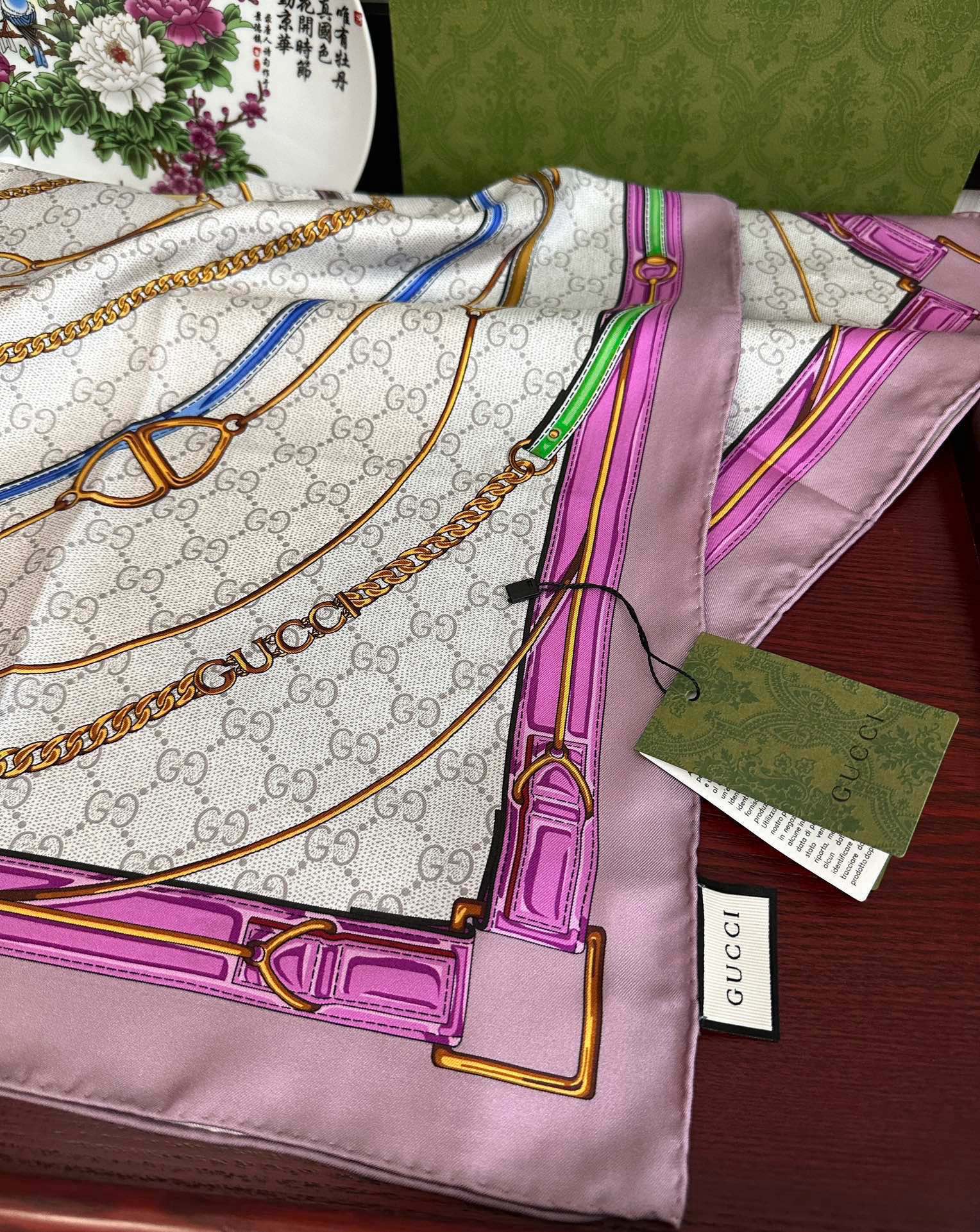 新款 。古奇 2025太美了必备款官网同步《皮革GG图案系列》印花方巾庆祝手工卷边品牌标志性不断焕新演绎