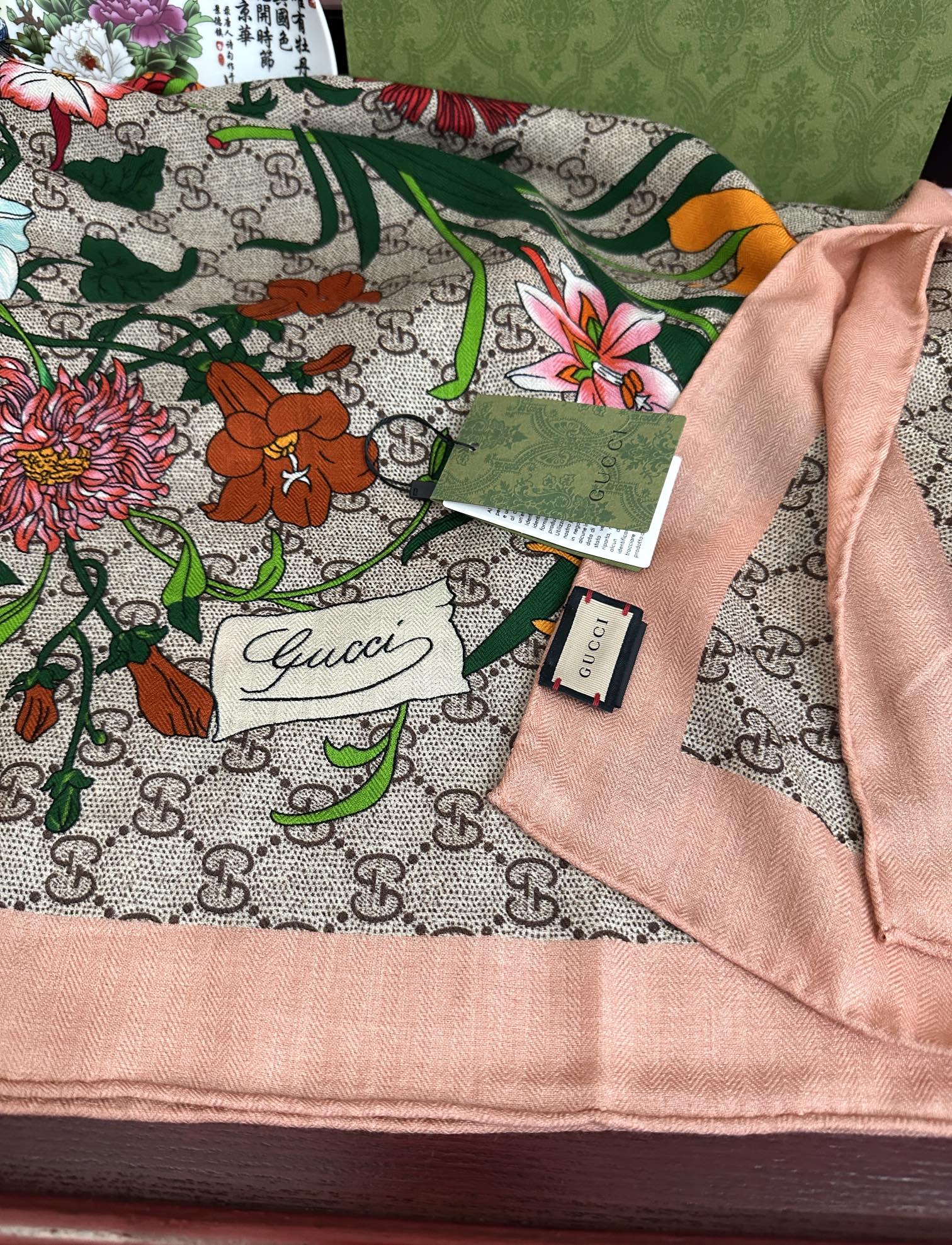 爆款。古奇 【GG图案花朵双面同色】永远流行礼物~新一季的面料超高级，真心超级柔软，丝丝顺滑太阳韧性很强