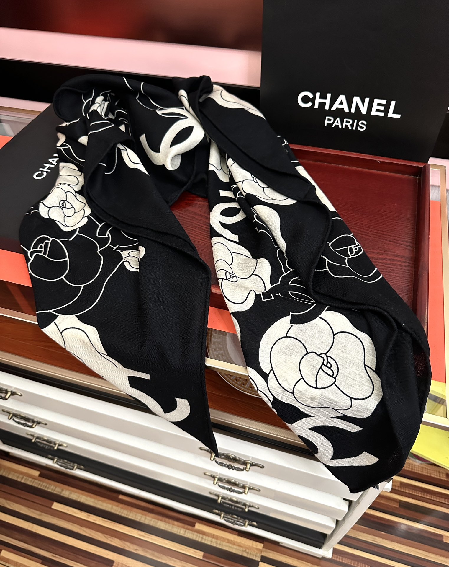 上新❤️2025 香奈儿 太美了 【双面同色】發经典茶花帽子🎩设计优雅风礼物~气质到骨子里色香奶奶新一季