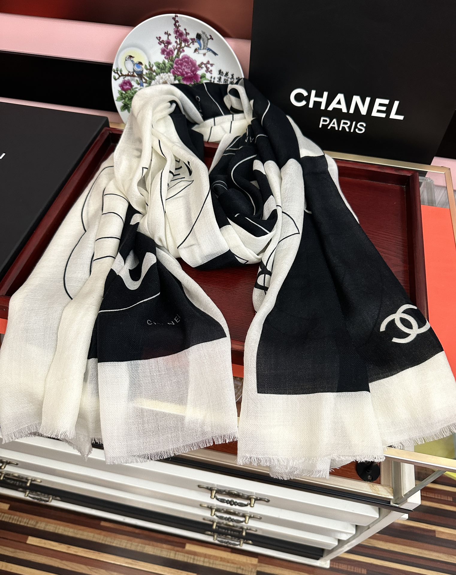 。重磅推荐 小香2025 最新款 香奶奶【双c标志】必备款 顶级设计太美了，真心赞👍😘💍实物真心美 🎀披