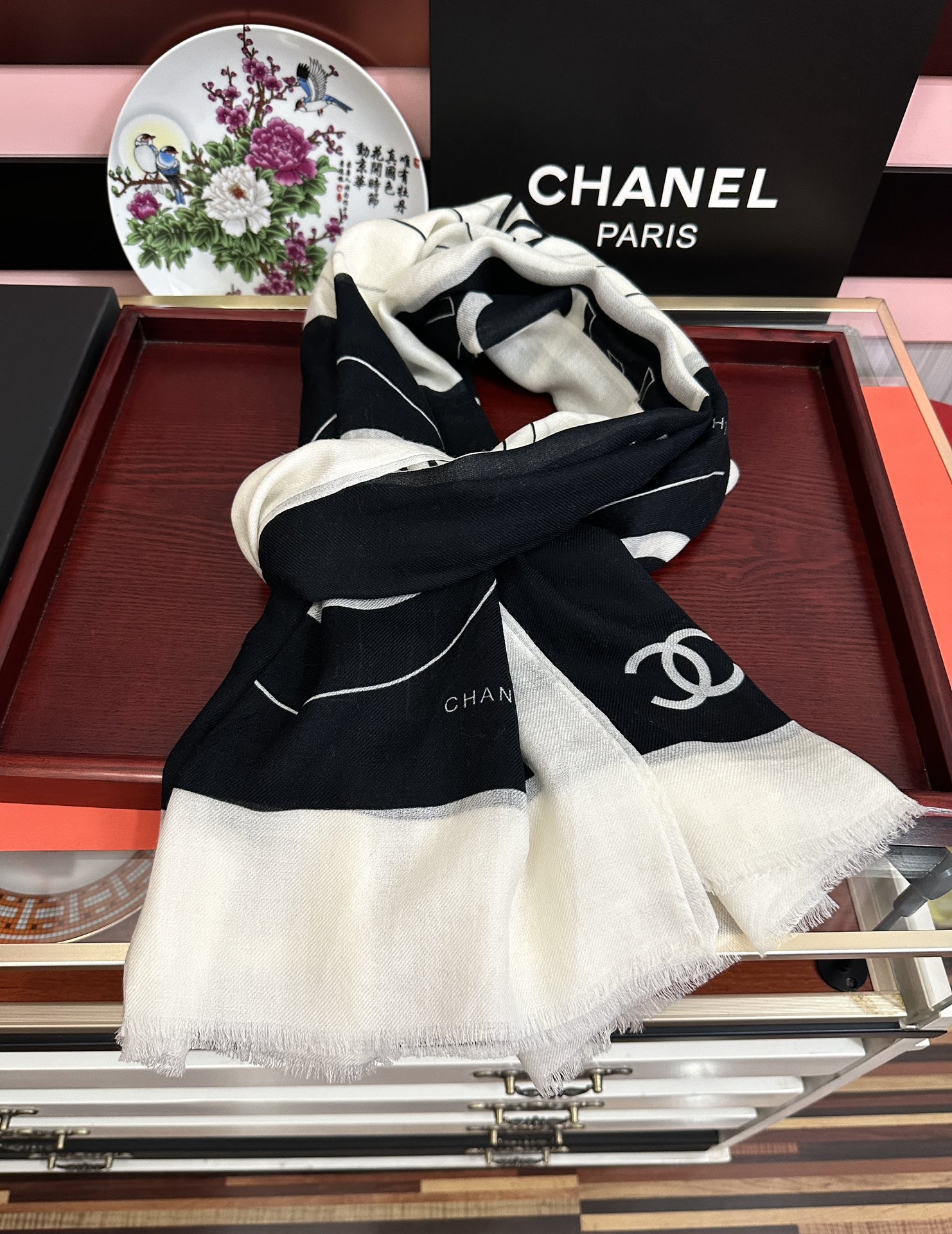 。重磅推荐 小香2025 最新款 香奶奶【双c标志】必备款 顶级设计太美了，真心赞👍😘💍实物真心美 🎀披