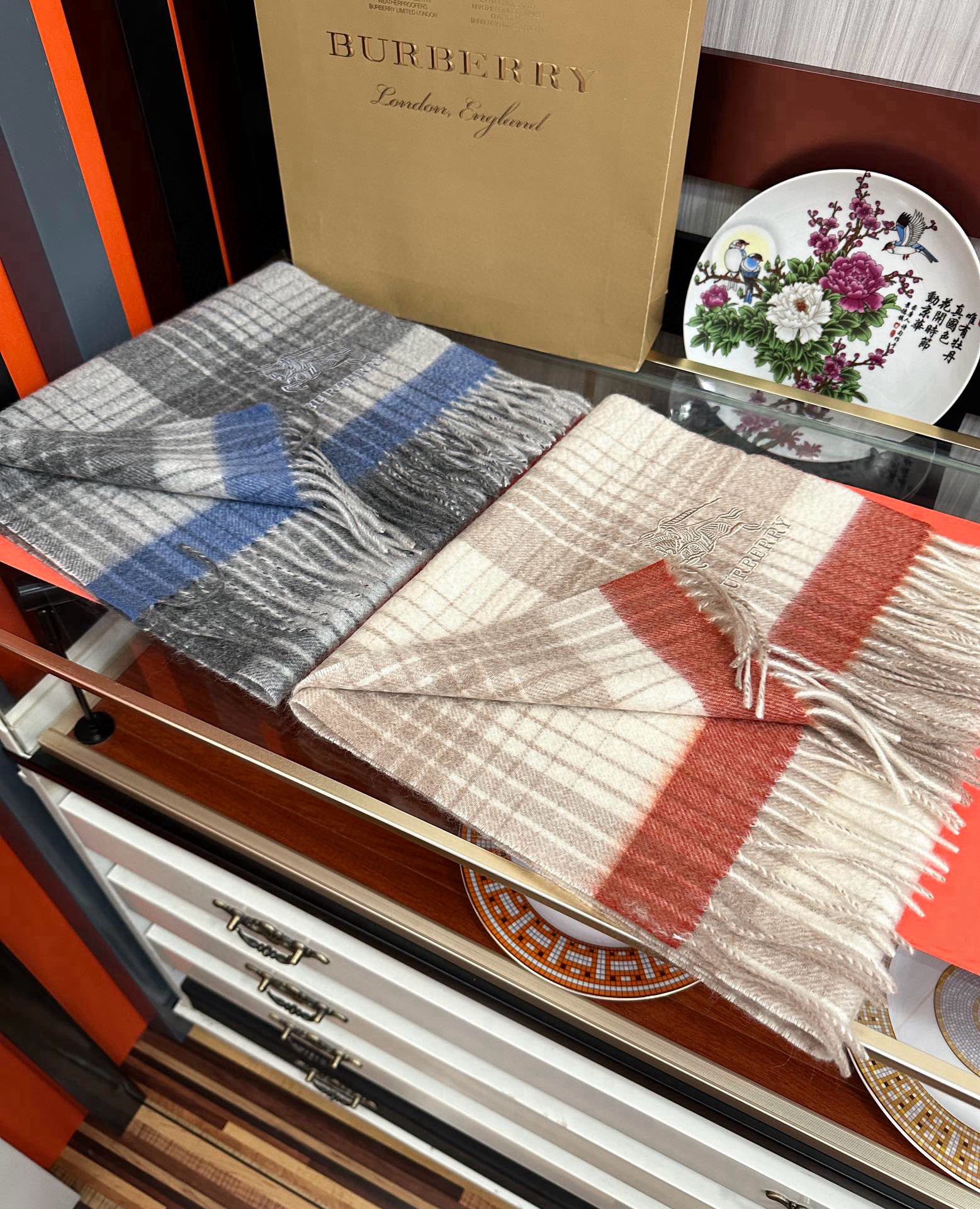 爱心   2025 新款。85%山羊绒 巴宝莉采用内蒙古顶级山羊绒，最新款男女通用情侣款👫重磅推荐💥 经