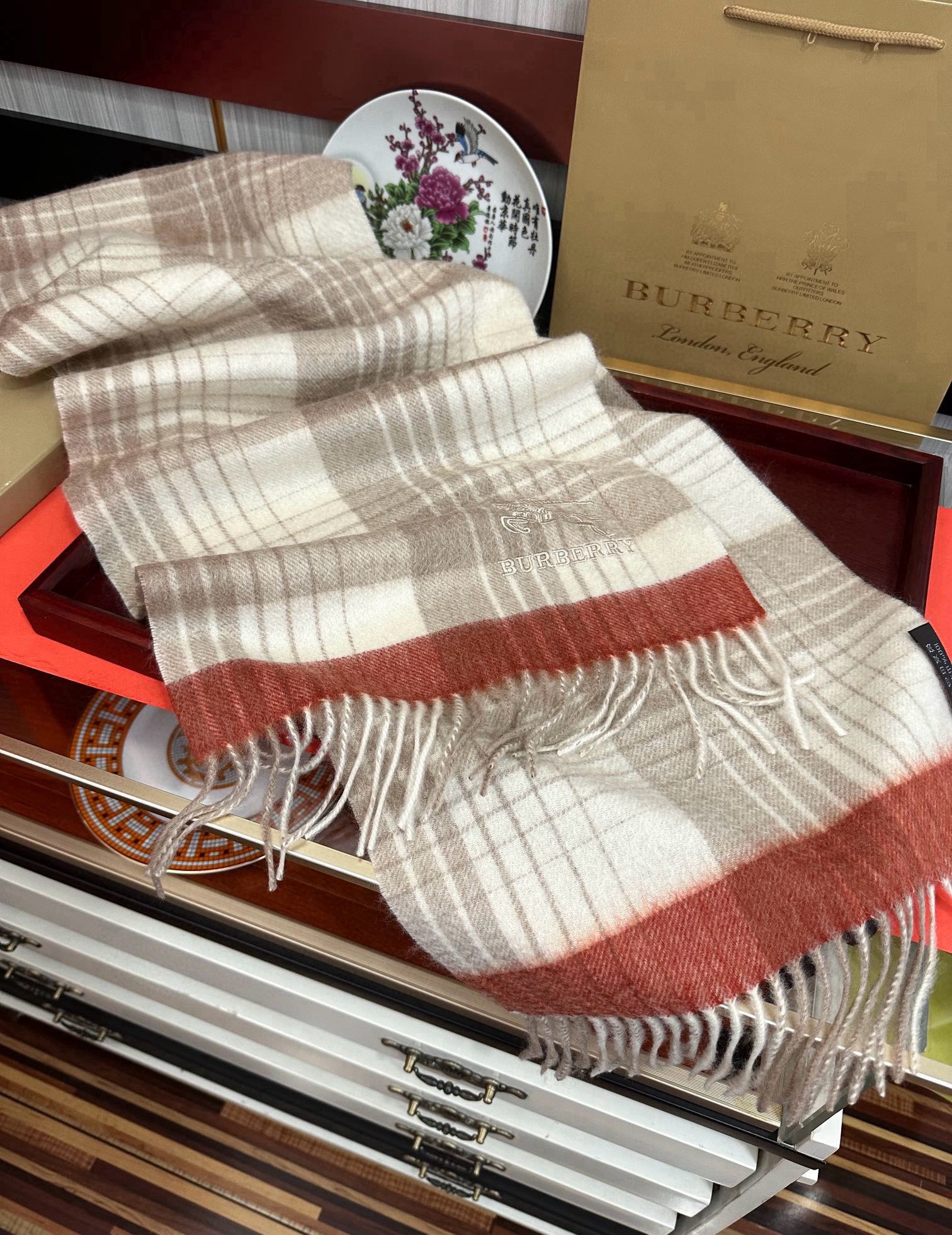 爱心   2025 新款。85%山羊绒 巴宝莉采用内蒙古顶级山羊绒，最新款男女通用情侣款👫重磅推荐💥 经