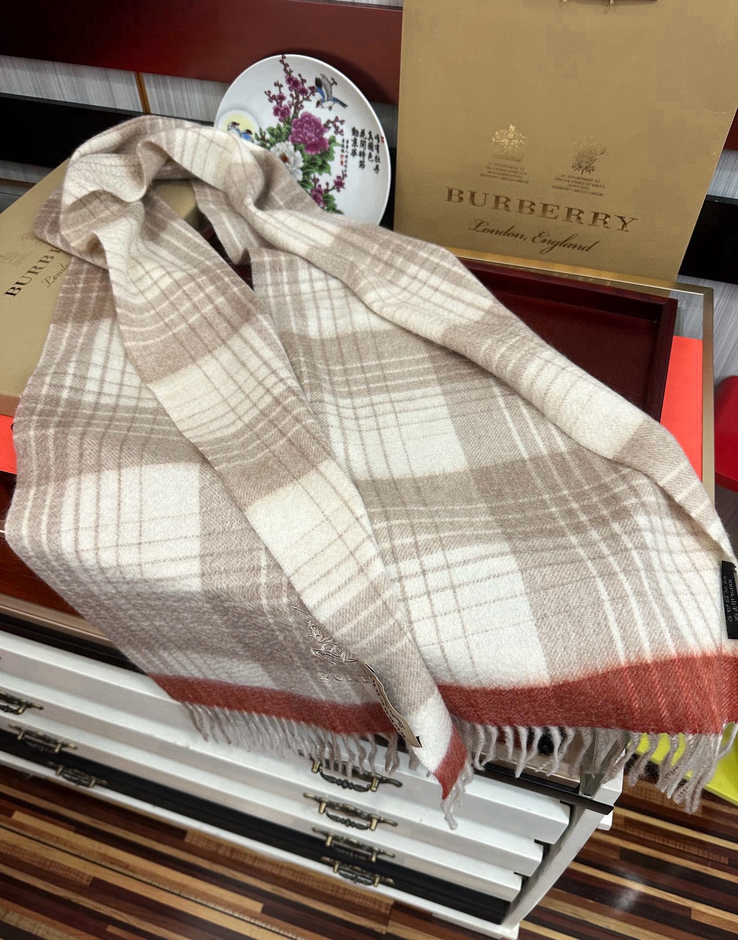 爱心   2025 新款。85%山羊绒 巴宝莉采用内蒙古顶级山羊绒，最新款男女通用情侣款👫重磅推荐💥 经