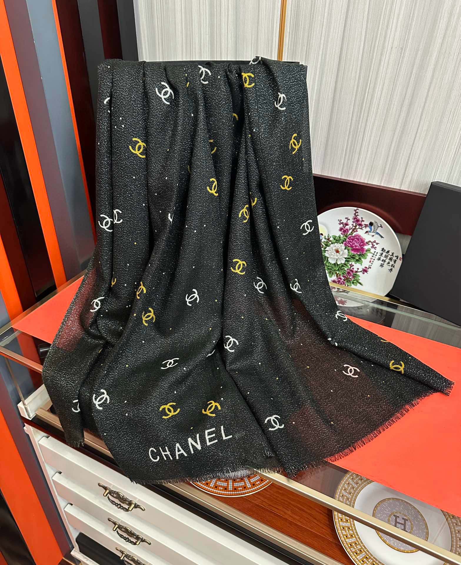 上新香奈儿2025 银丝的会玫瑰顶级设计太美了，真心赞👍【羊绒长巾】😘💍实物真心美 🎀披肩配以印花💓💃🏻