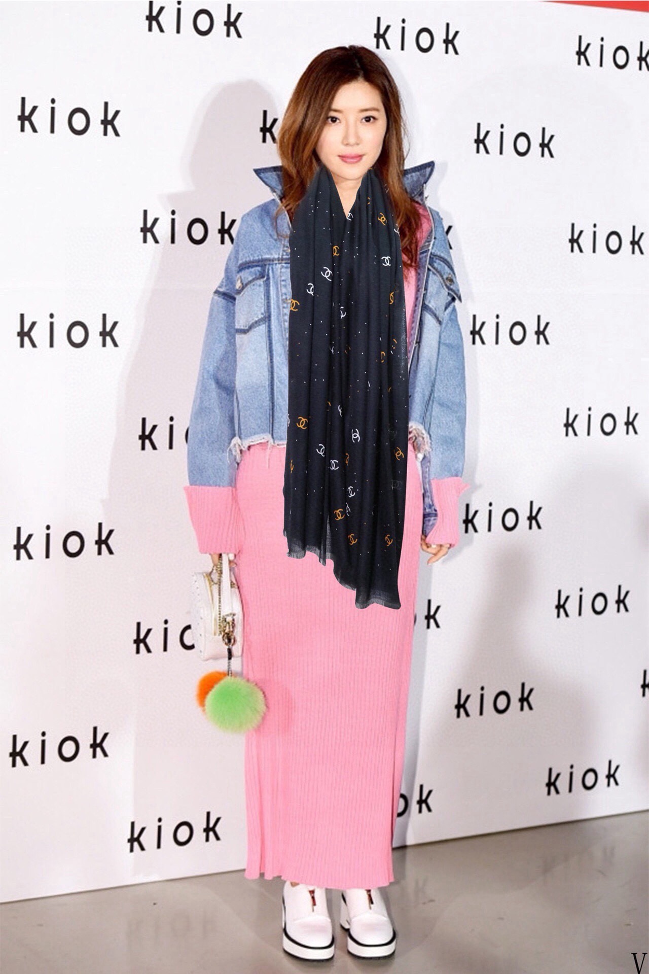 上新香奈儿2025 银丝的会玫瑰顶级设计太美了，真心赞👍【羊绒长巾】😘💍实物真心美 🎀披肩配以印花💓💃🏻