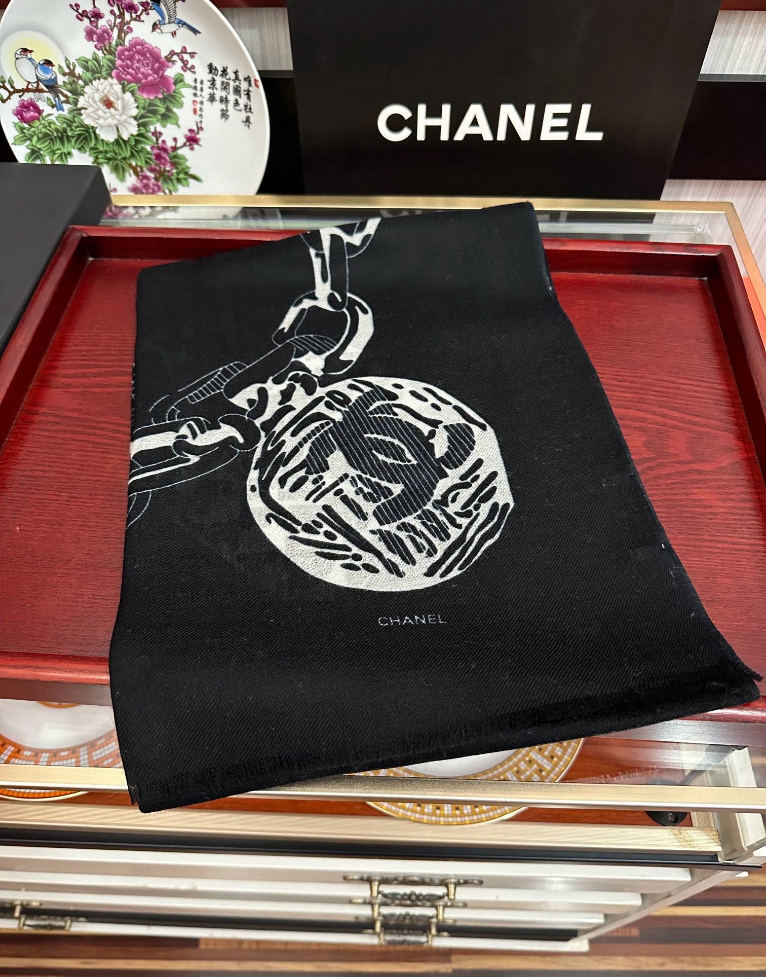 。2010 小香最新款‼️真心赞👍【羊绒长巾】😘💍实物真心美 🎀披肩配以印花💓💃🏻无论设计喷绘都是非常到