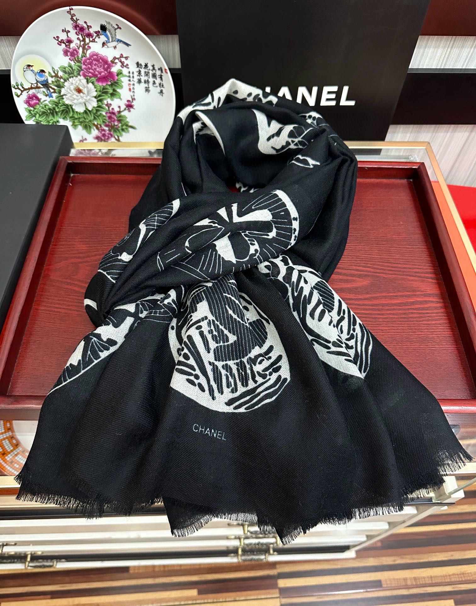 。2010 小香最新款‼️真心赞👍【羊绒长巾】😘💍实物真心美 🎀披肩配以印花💓💃🏻无论设计喷绘都是非常到