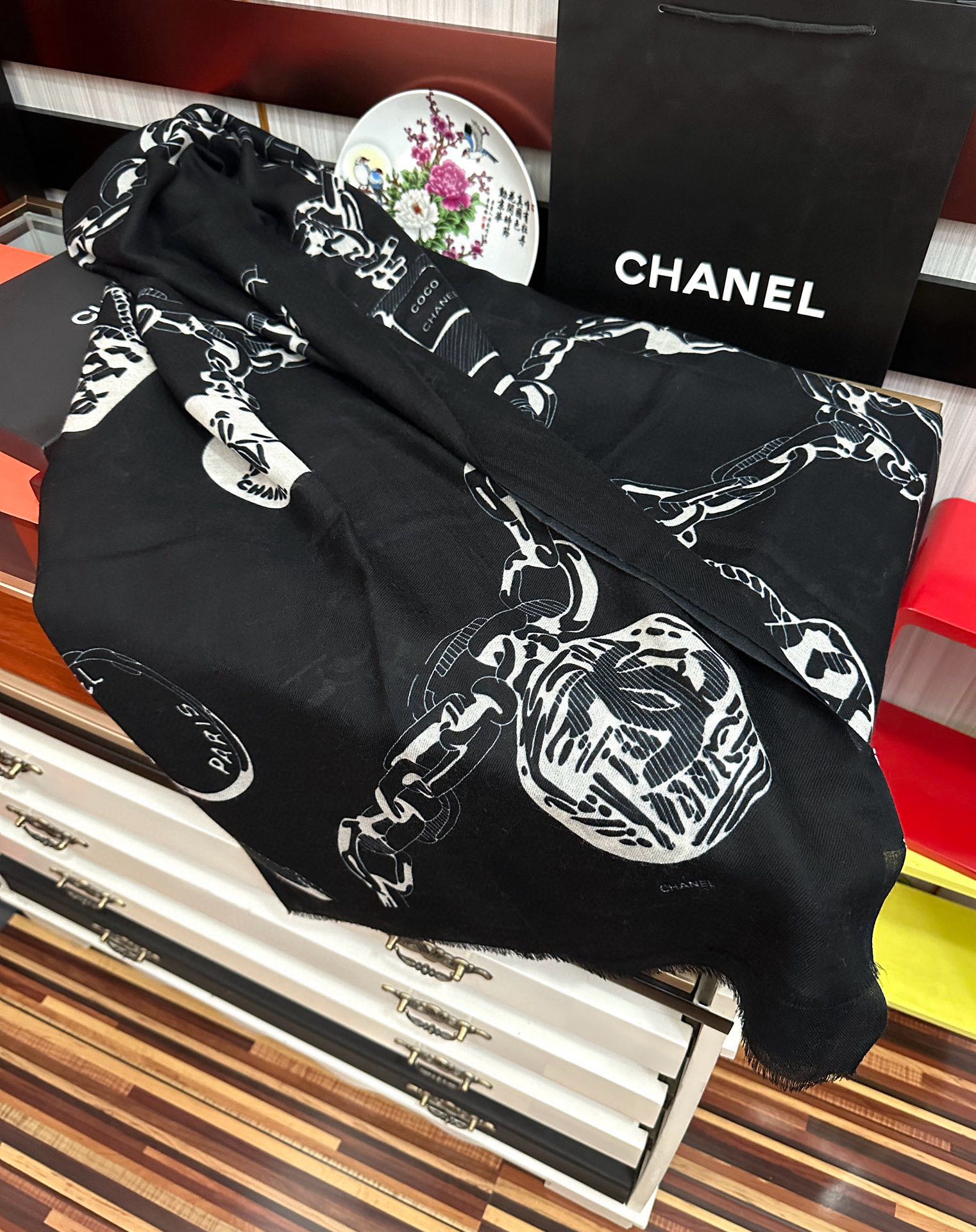 。2010 小香最新款‼️真心赞👍【羊绒长巾】😘💍实物真心美 🎀披肩配以印花💓💃🏻无论设计喷绘都是非常到