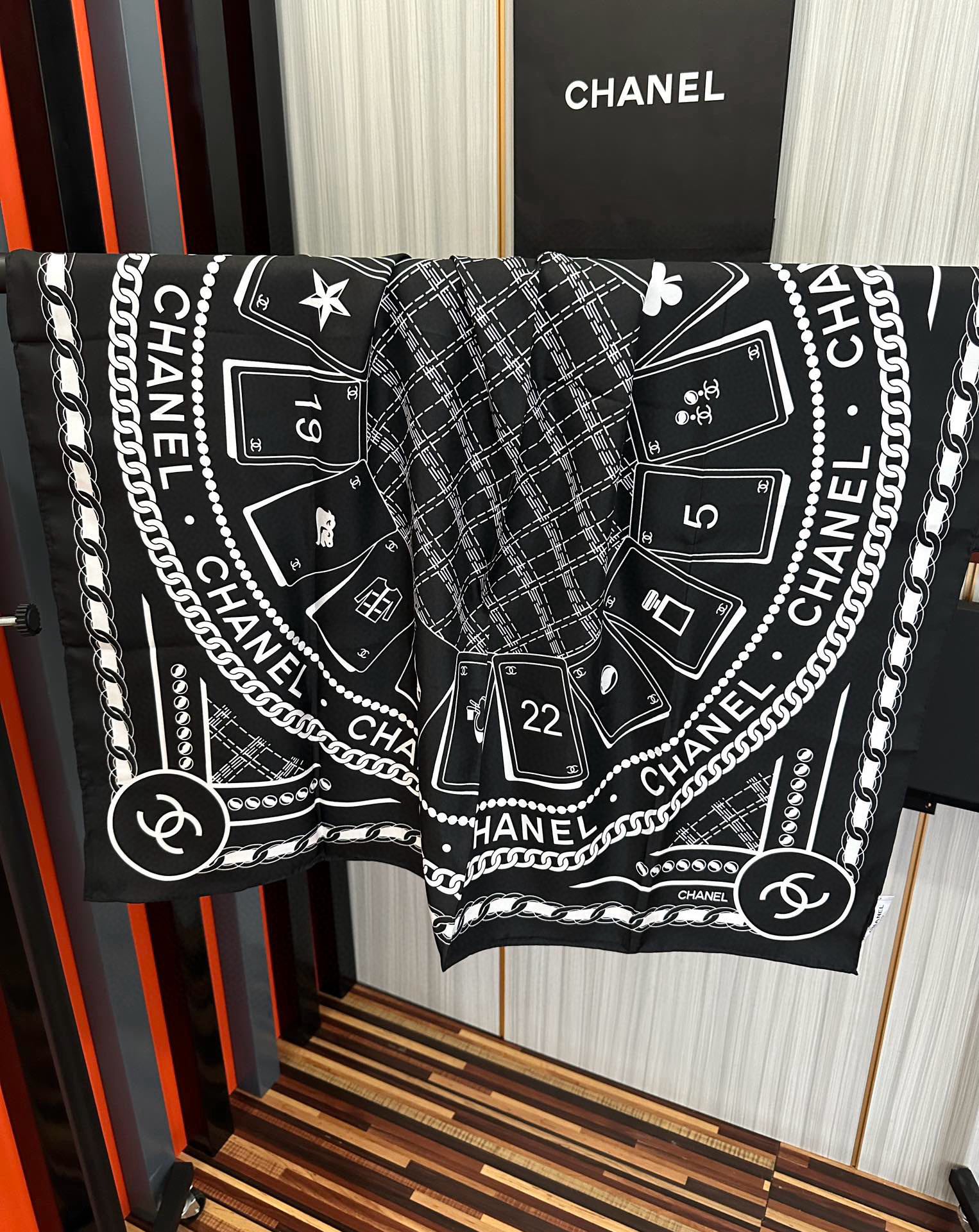 。高品质 香奈儿 【香水扑克牌系列】👍香奶奶永远都是比较经典發一条印有瓶子交织图案巧妙搭配得意简直太美了