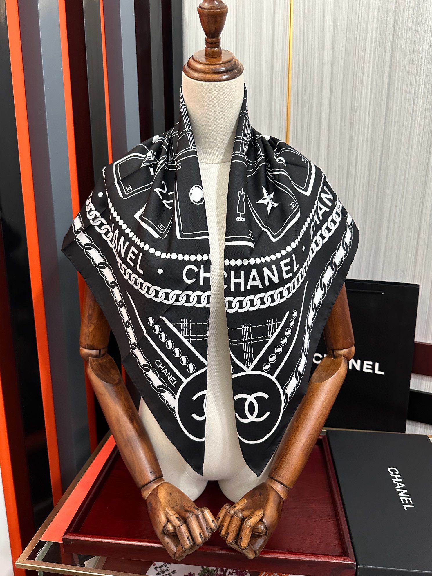 。高品质 香奈儿 【香水扑克牌系列】👍香奶奶永远都是比较经典發一条印有瓶子交织图案巧妙搭配得意简直太美了