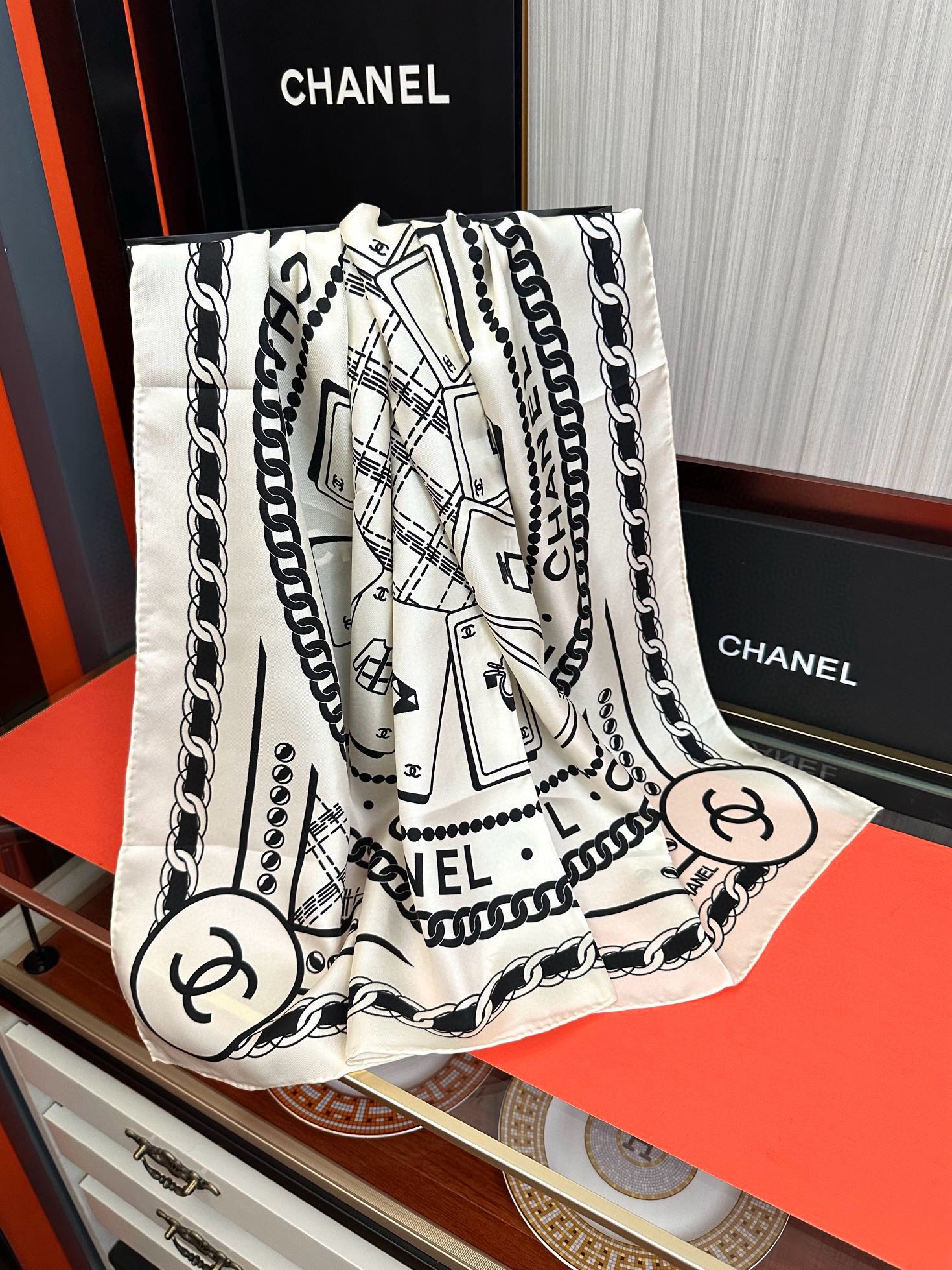 。高品质 香奈儿 【香水扑克牌系列】👍香奶奶永远都是比较经典發一条印有瓶子交织图案巧妙搭配得意简直太美了