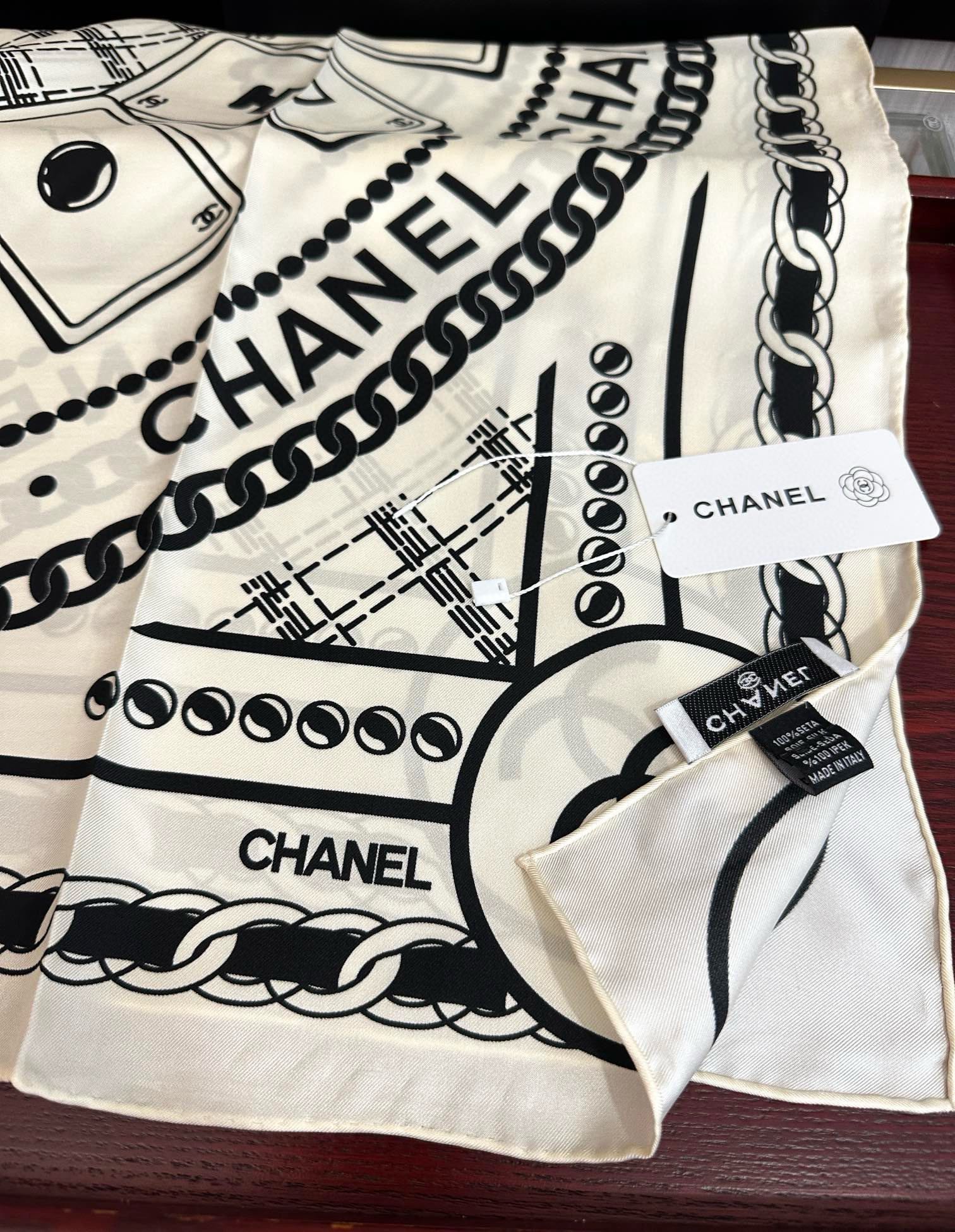 。高品质 香奈儿 【香水扑克牌系列】👍香奶奶永远都是比较经典發一条印有瓶子交织图案巧妙搭配得意简直太美了