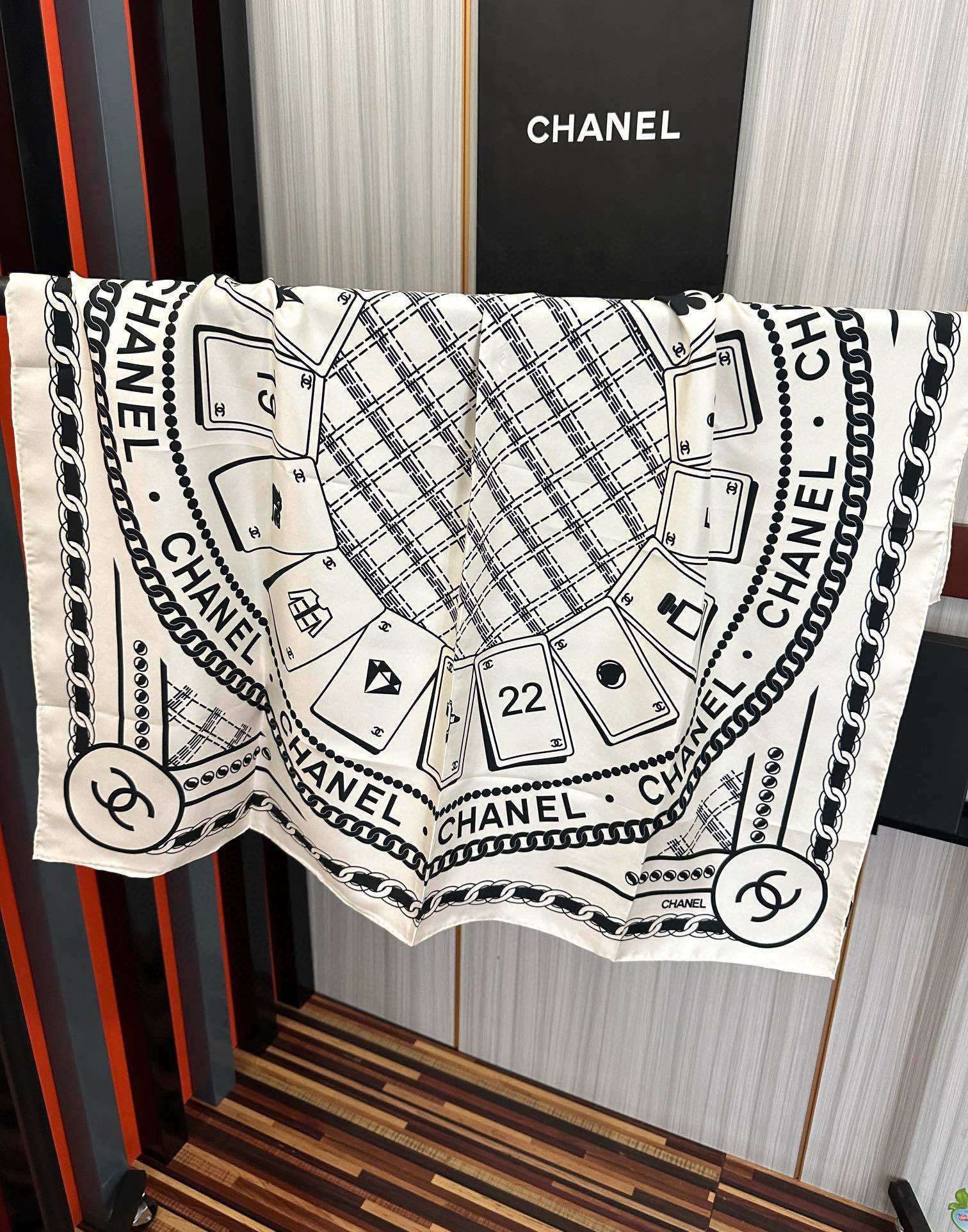 。高品质 香奈儿 【香水扑克牌系列】👍香奶奶永远都是比较经典發一条印有瓶子交织图案巧妙搭配得意简直太美了