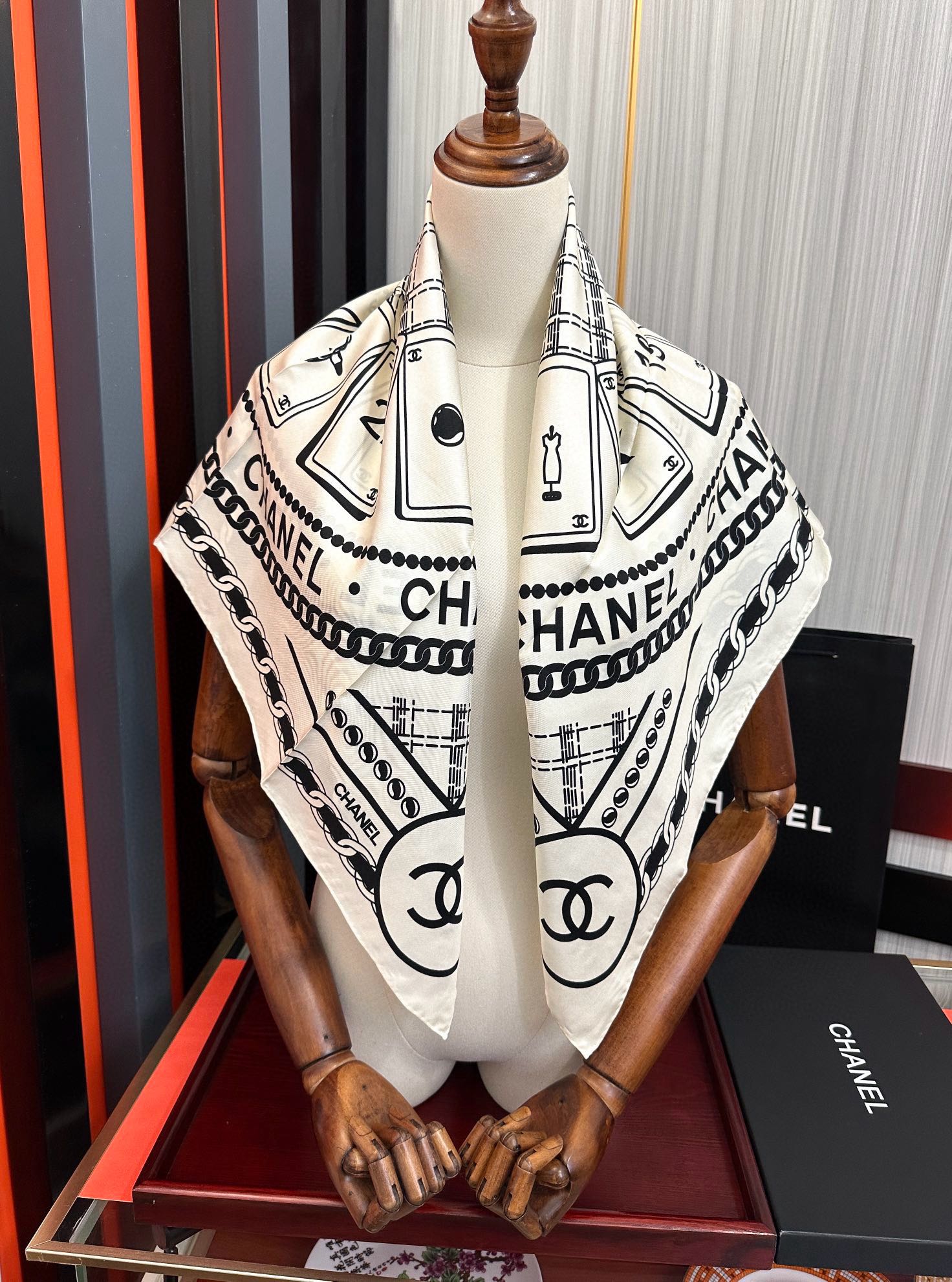 。高品质 香奈儿 【香水扑克牌系列】👍香奶奶永远都是比较经典發一条印有瓶子交织图案巧妙搭配得意简直太美了