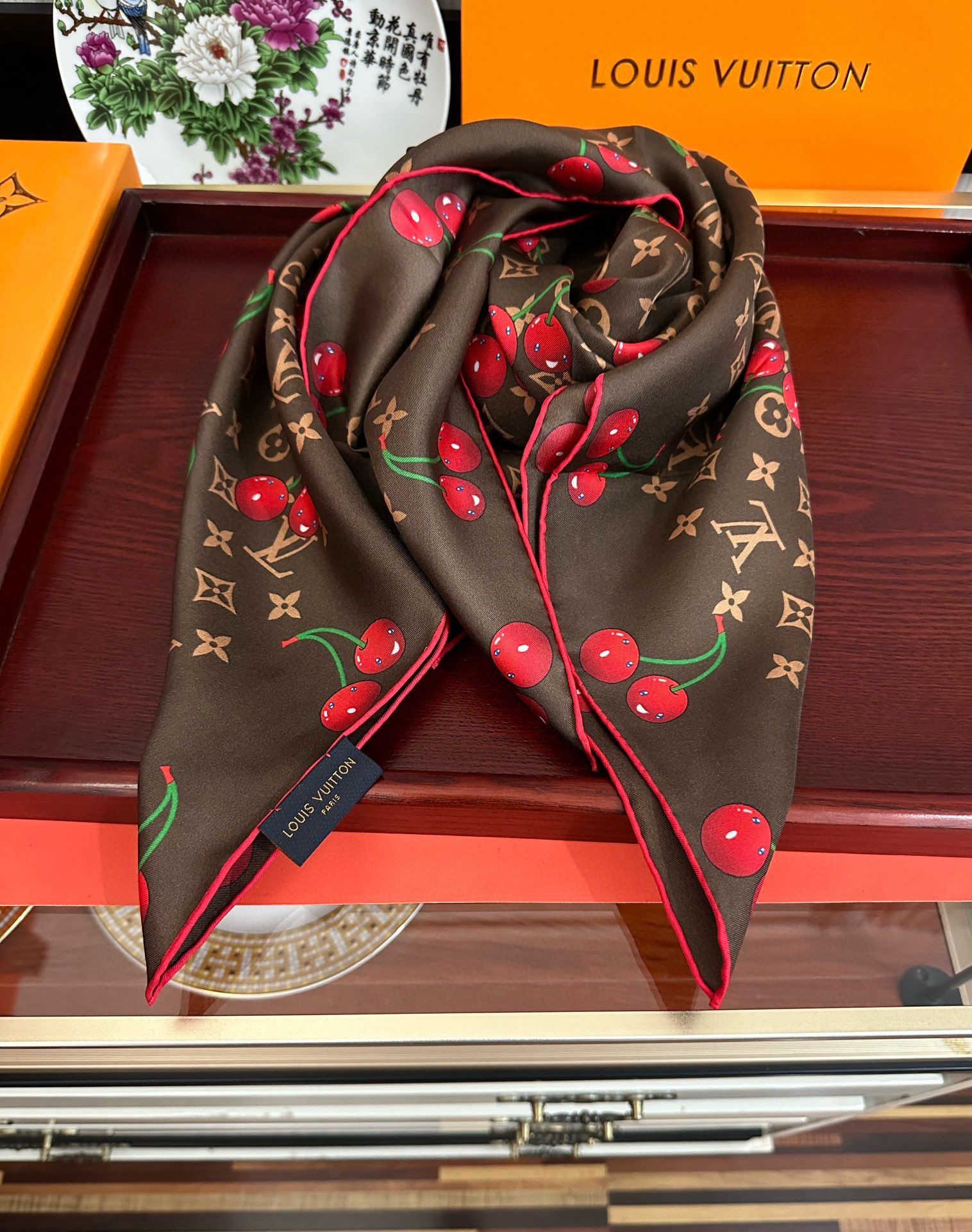 新款。2010高品质太美了庆祝LV官网同步【18mm双面同色顶级真丝】庆祝“L家”90典藏方巾通过别致的