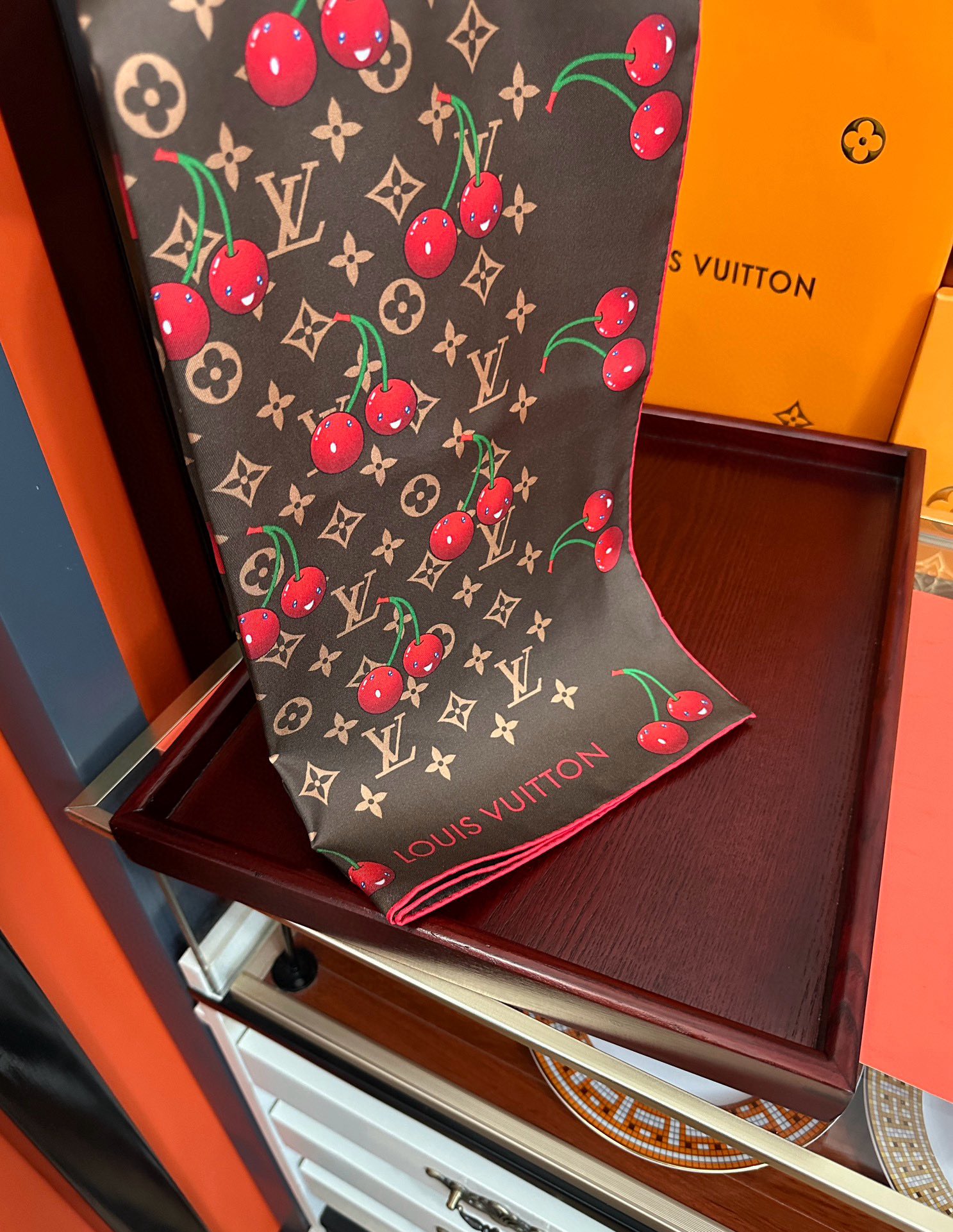 新款。2010高品质太美了庆祝LV官网同步【18mm双面同色顶级真丝】庆祝“L家”90典藏方巾通过别致的