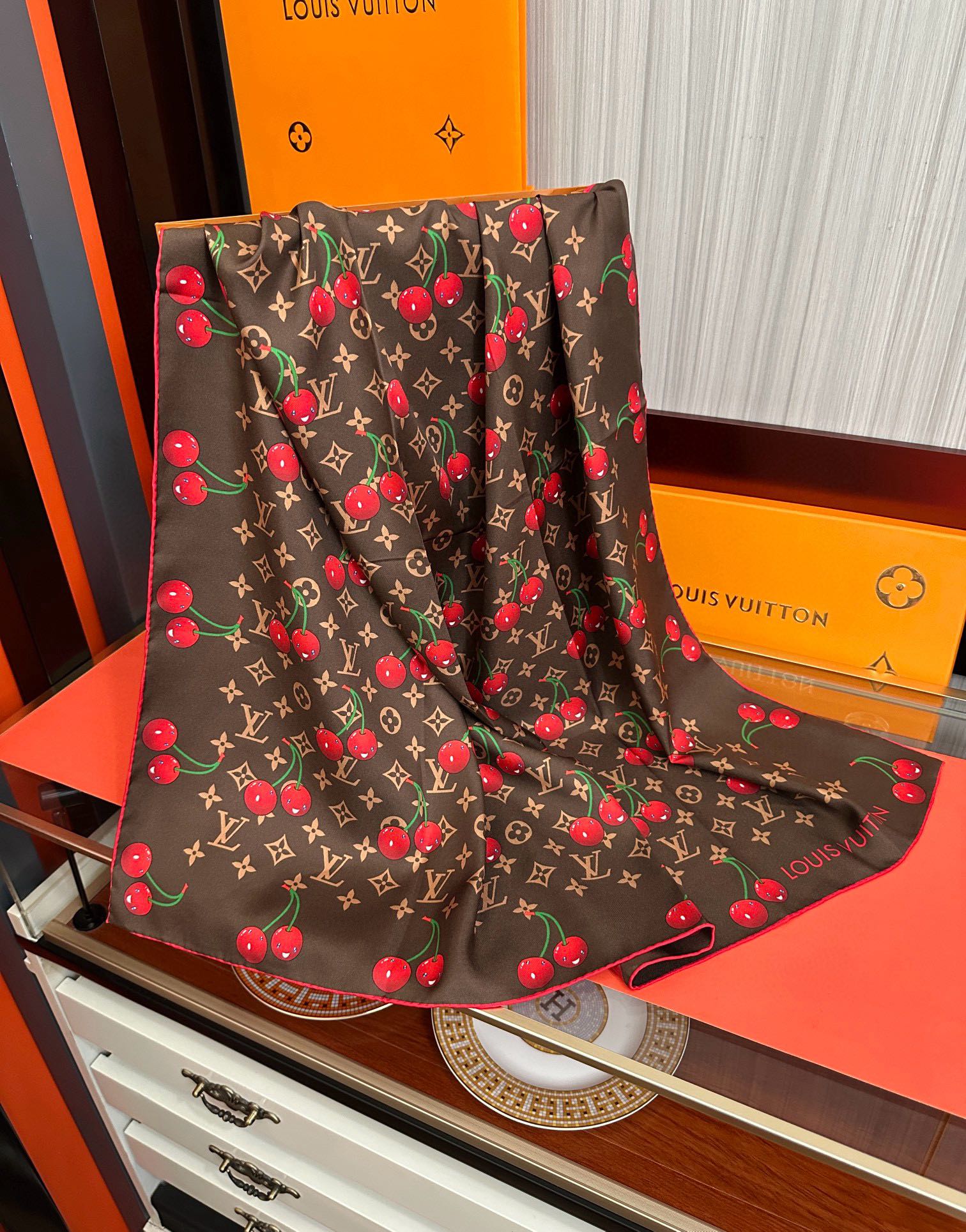 新款。2010高品质太美了庆祝LV官网同步【18mm双面同色顶级真丝】庆祝“L家”90典藏方巾通过别致的